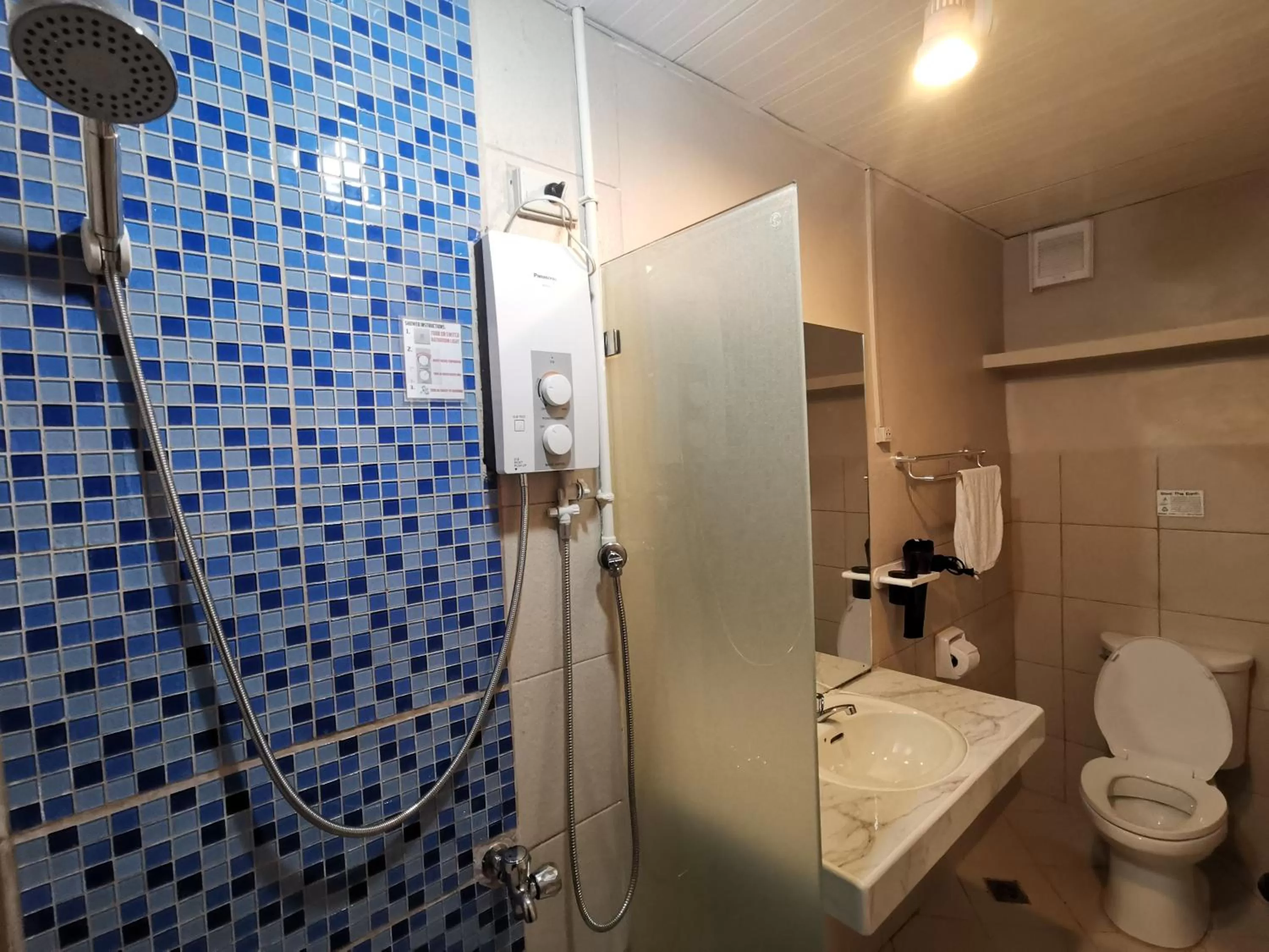 Bathroom in Pescadores Suites Moalboal