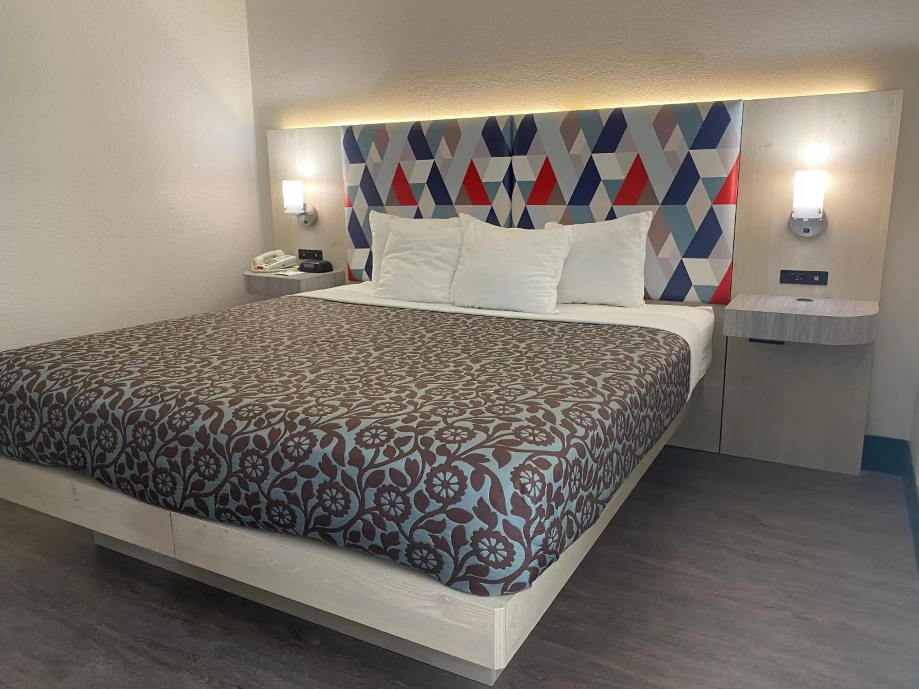 Bed in Days Inn & Suites by Wyndham Peachtree Corners Norcross