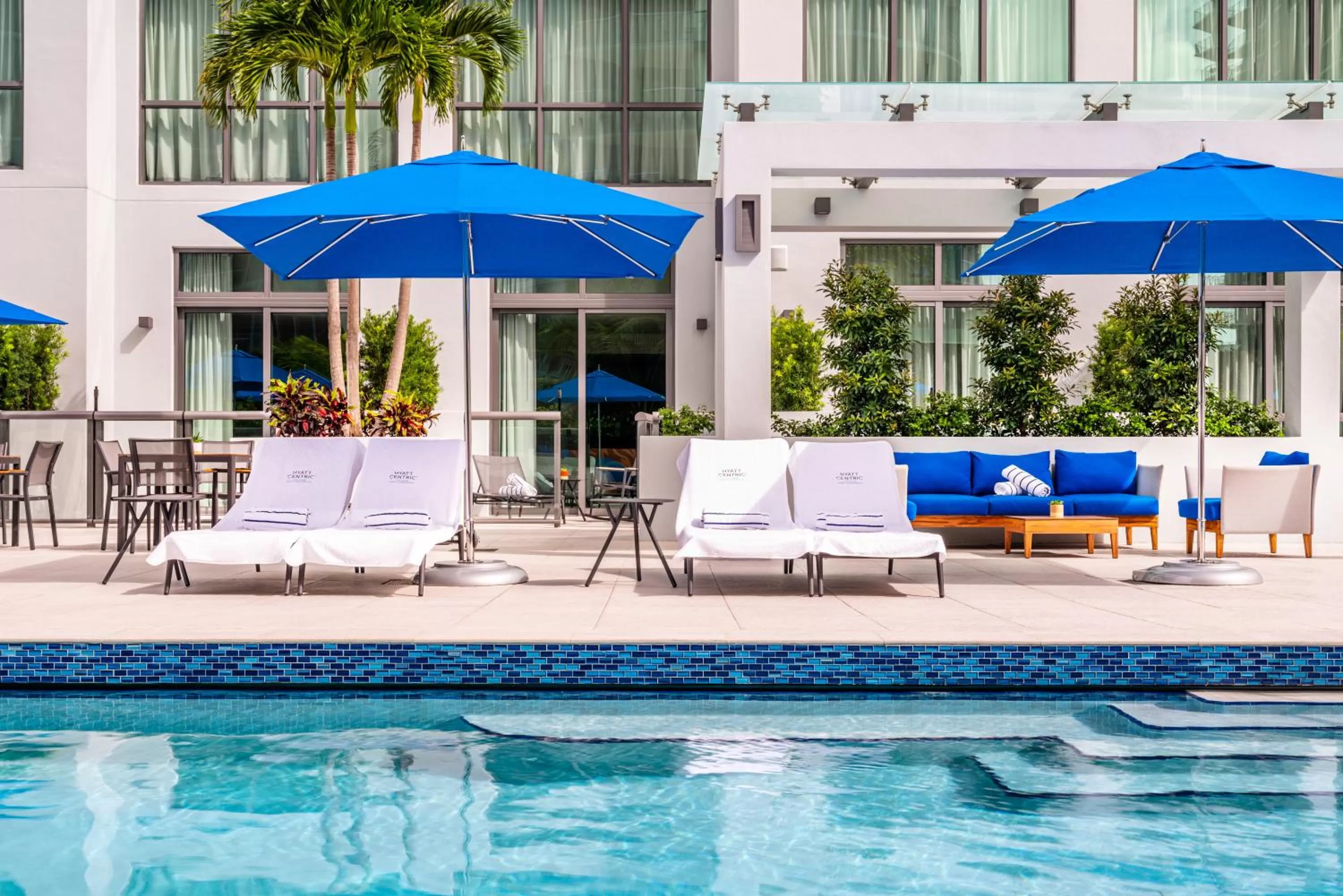 Swimming pool in Hyatt Centric Las Olas Fort Lauderdale