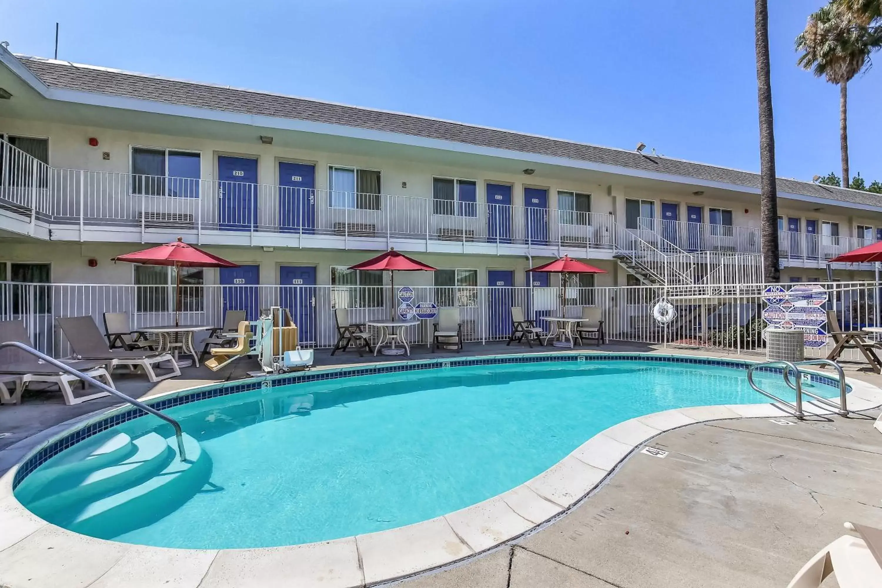 Swimming pool, Property Building in Motel 6-Pleasanton, CA