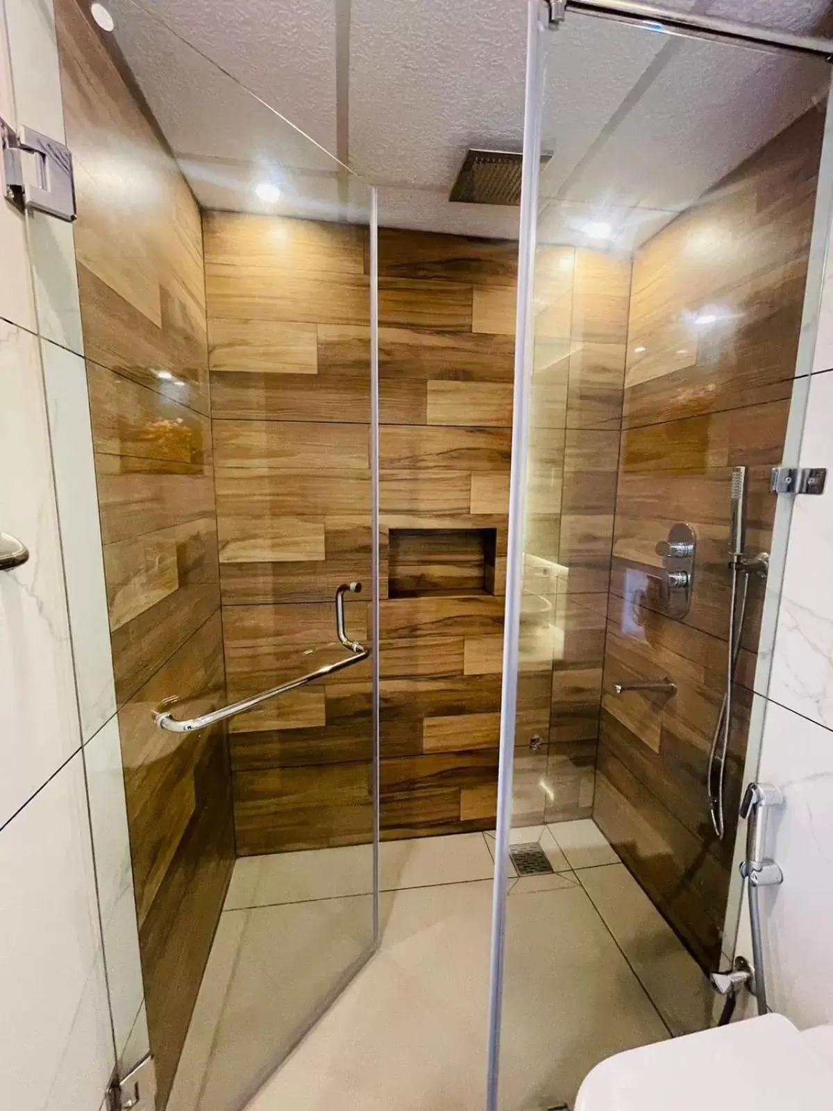 Shower, Bathroom in Garden Bay Resort Shower, Bathroom in Garden Bay Resort