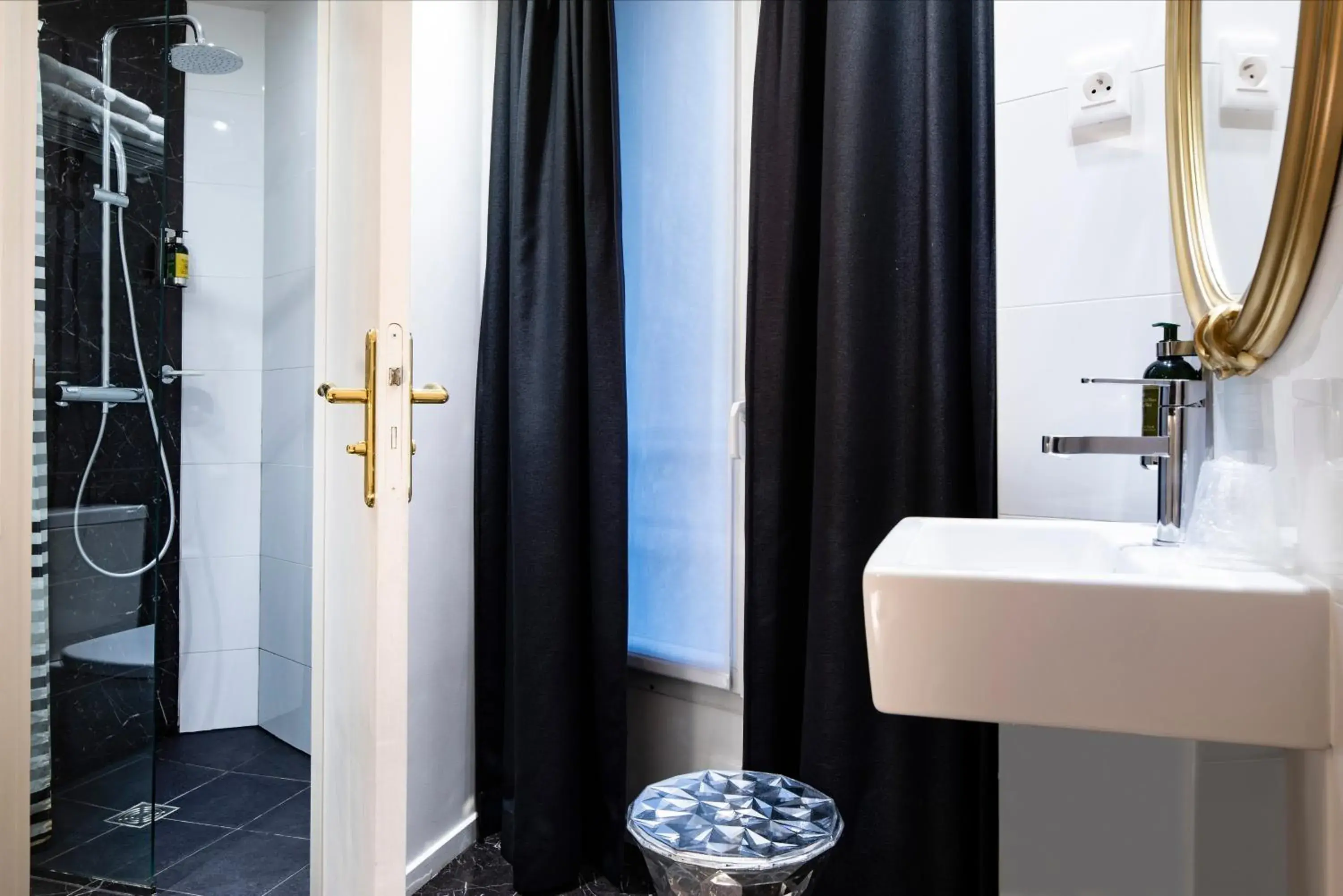 Bathroom in Hotel Montparnasse Saint Germain