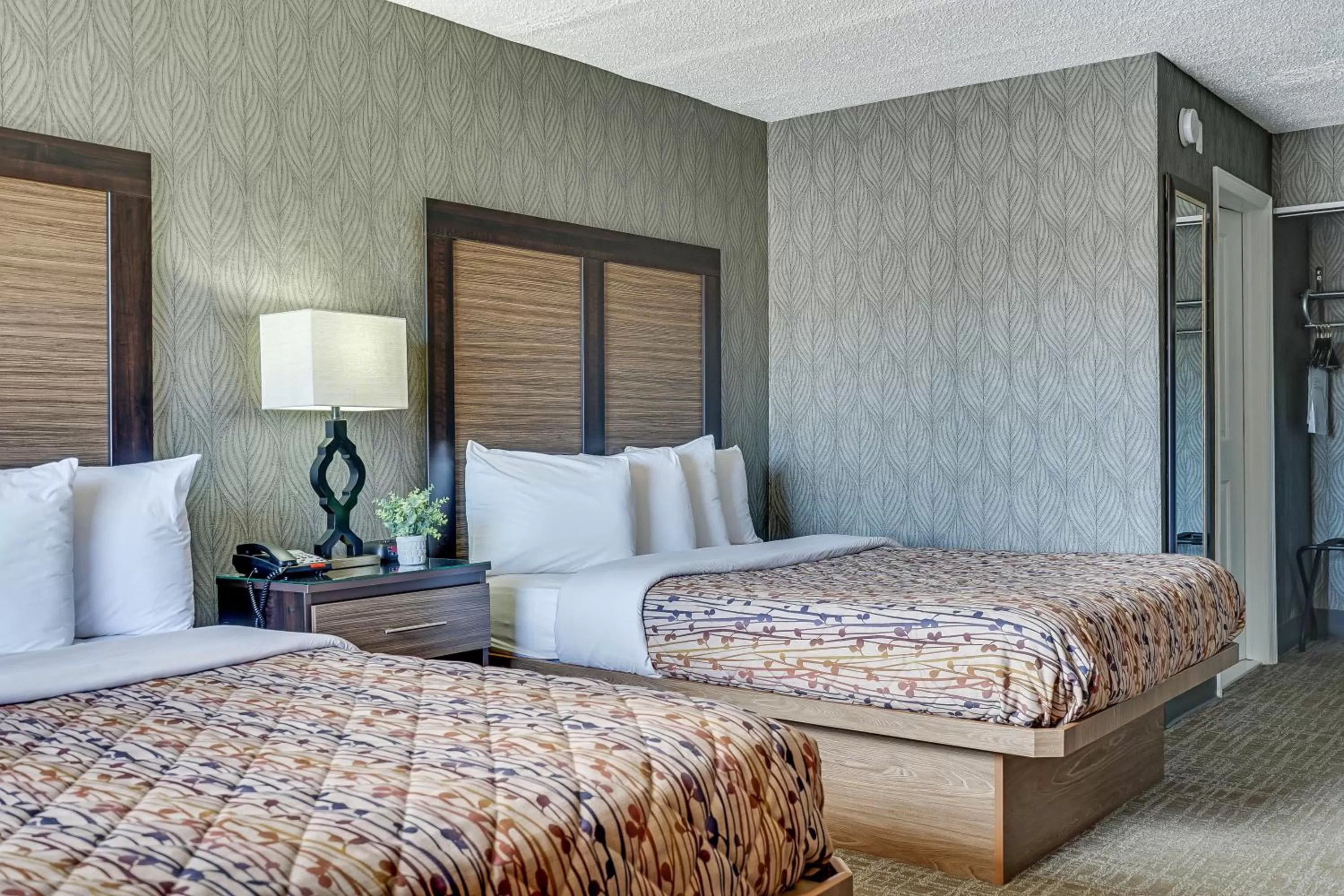 Photo of the whole room, Bed in Blue Creek Inn