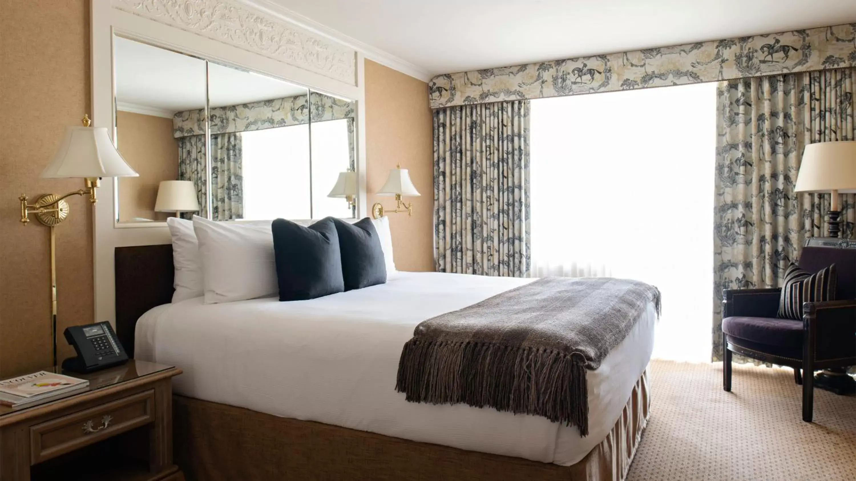 Bed in Wedgewood Hotel & Spa - Relais & Chateaux