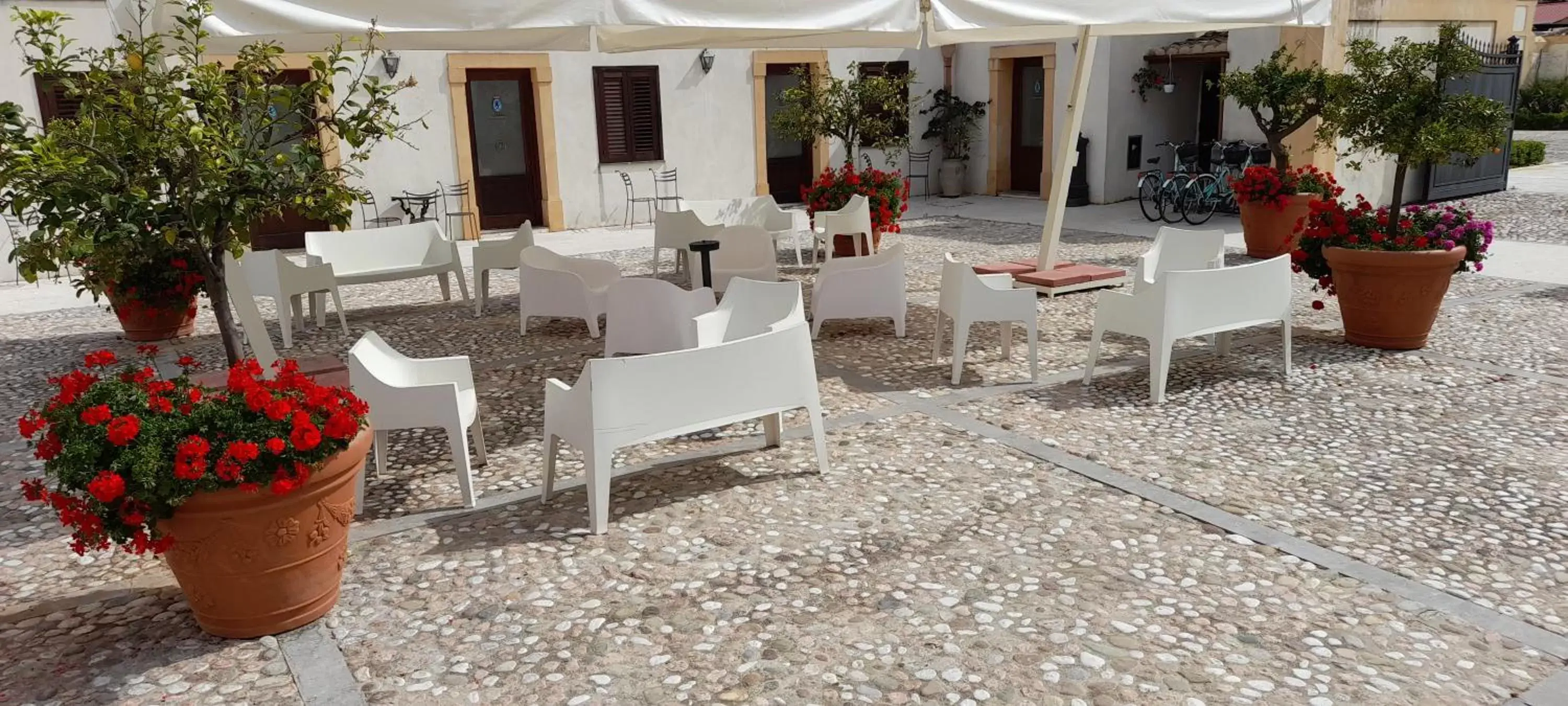 Inner courtyard view in Hotel Villa Lampedusa