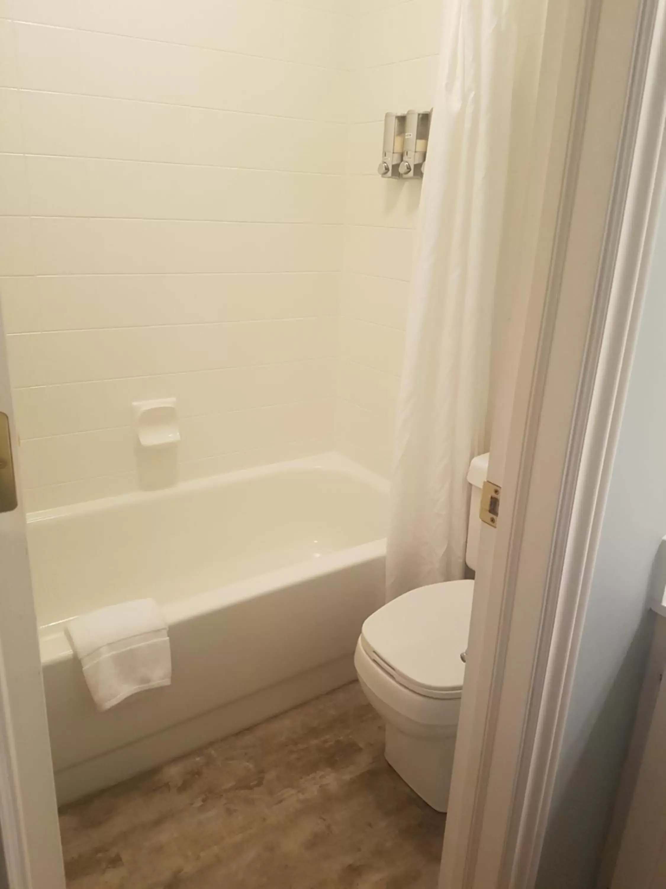 Bath, Bathroom in Lady MacDonald Country Inn