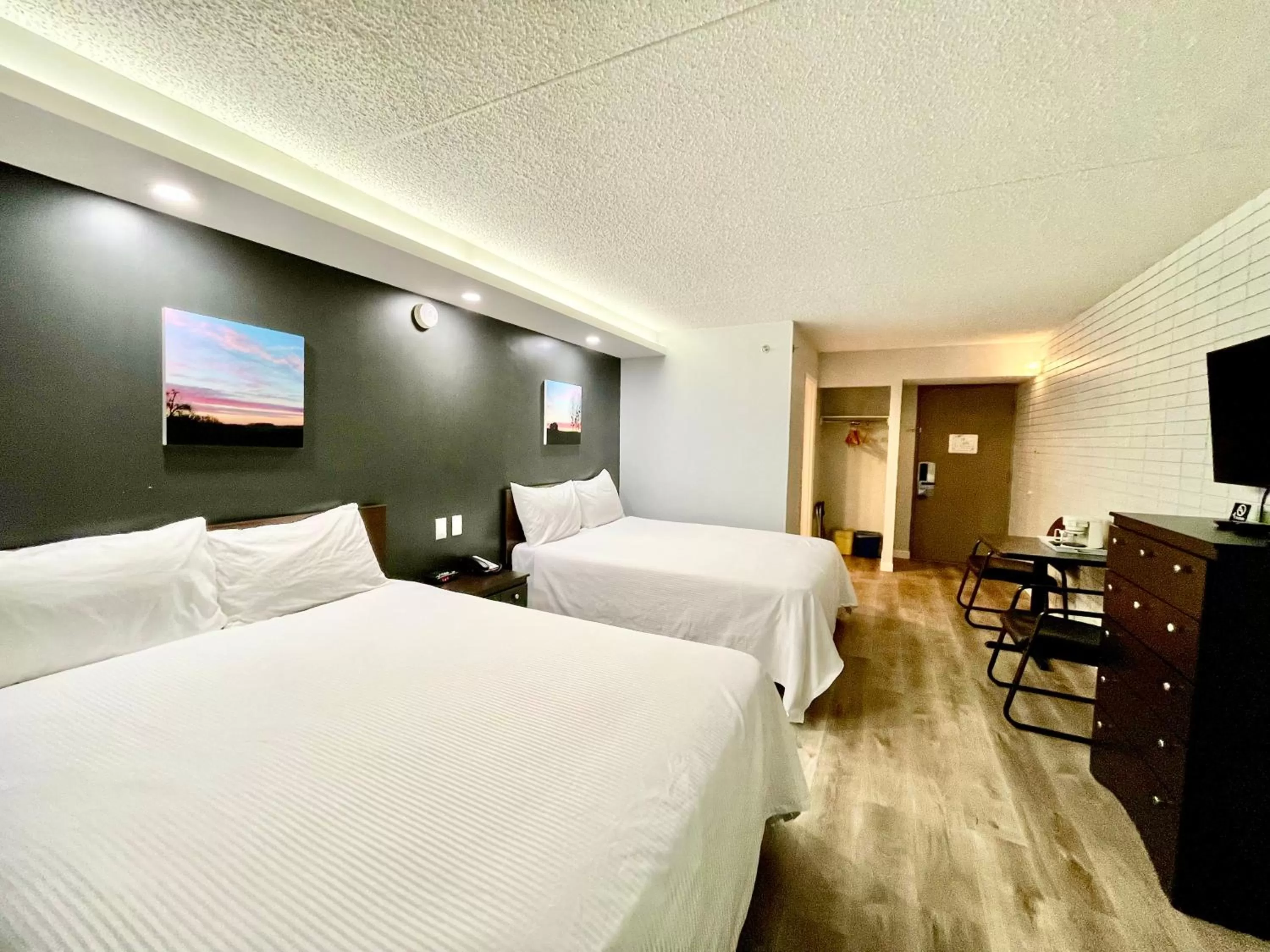 Bedroom, Bed in Travelodge by Wyndham Winnipeg