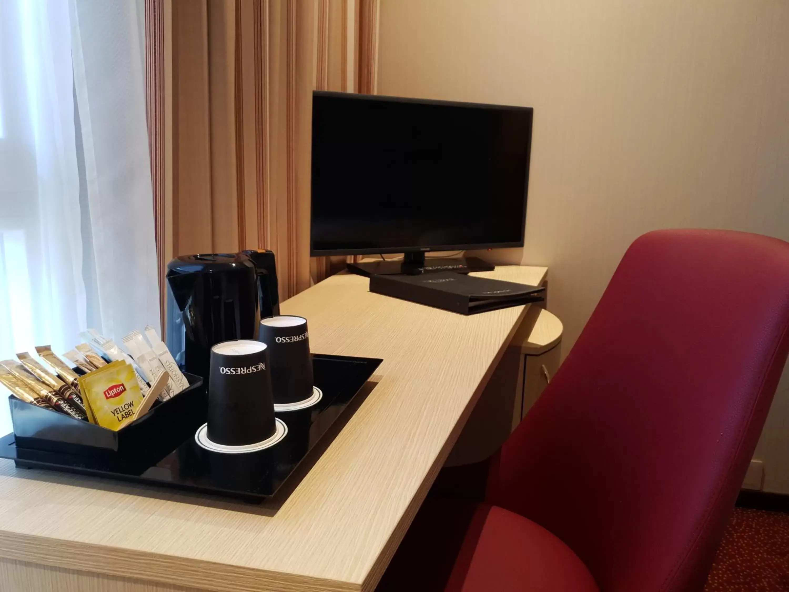 Coffee/tea facilities, TV/Entertainment Center in Nash Airport Hotel