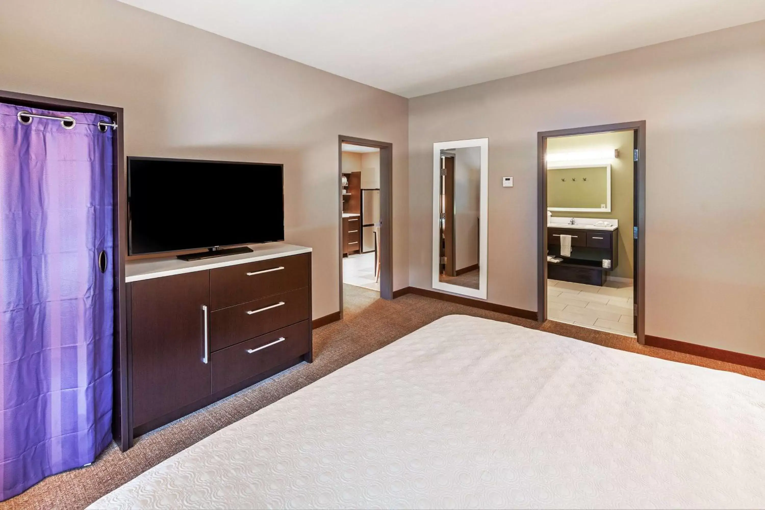 Bedroom, TV/Entertainment Center in Home2 Suites By Hilton Gonzales