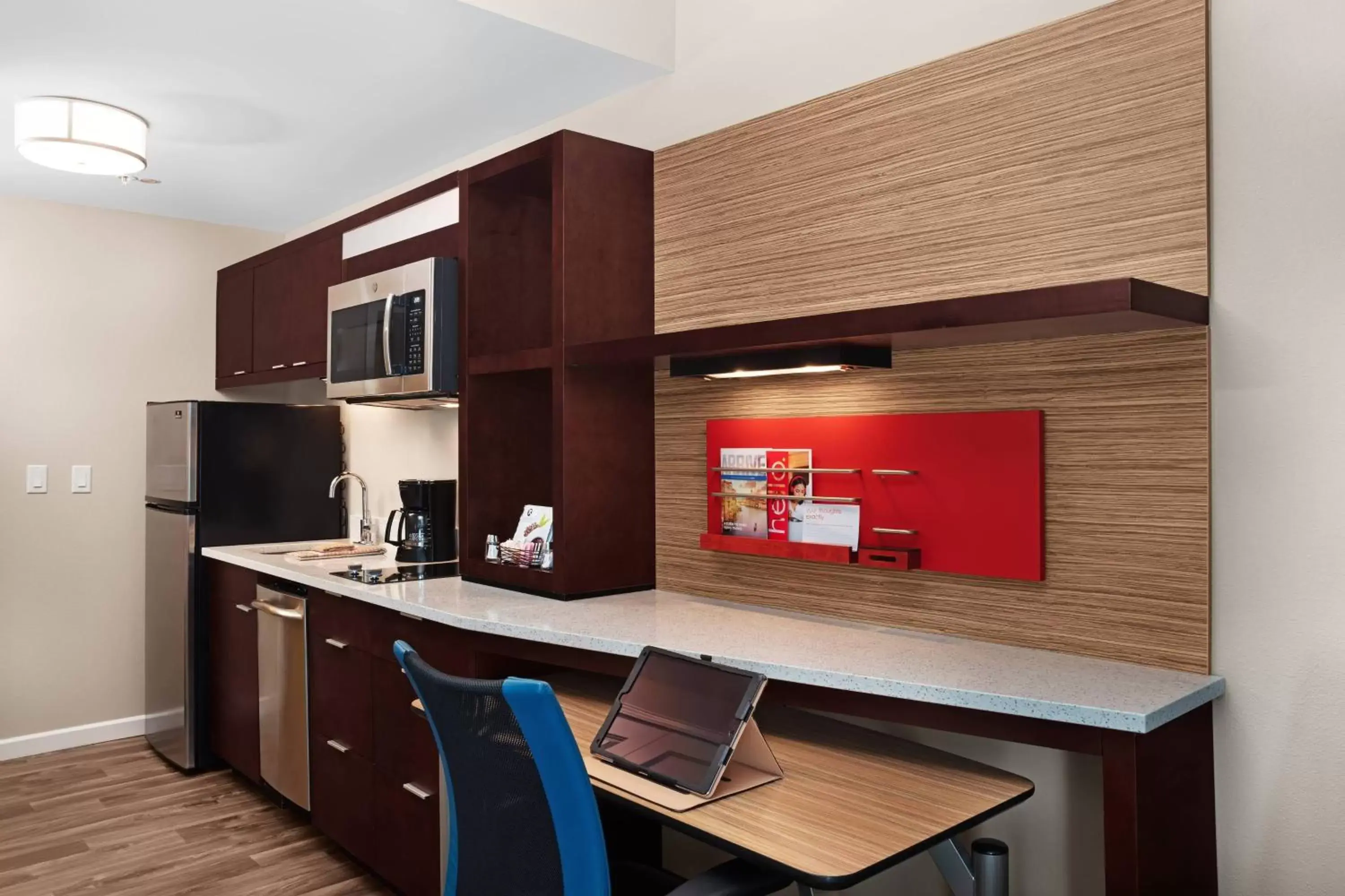 Photo of the whole room, Kitchen/Kitchenette in TownePlace Suites by Marriott Orlando Theme Parks/Lake Buena Vista