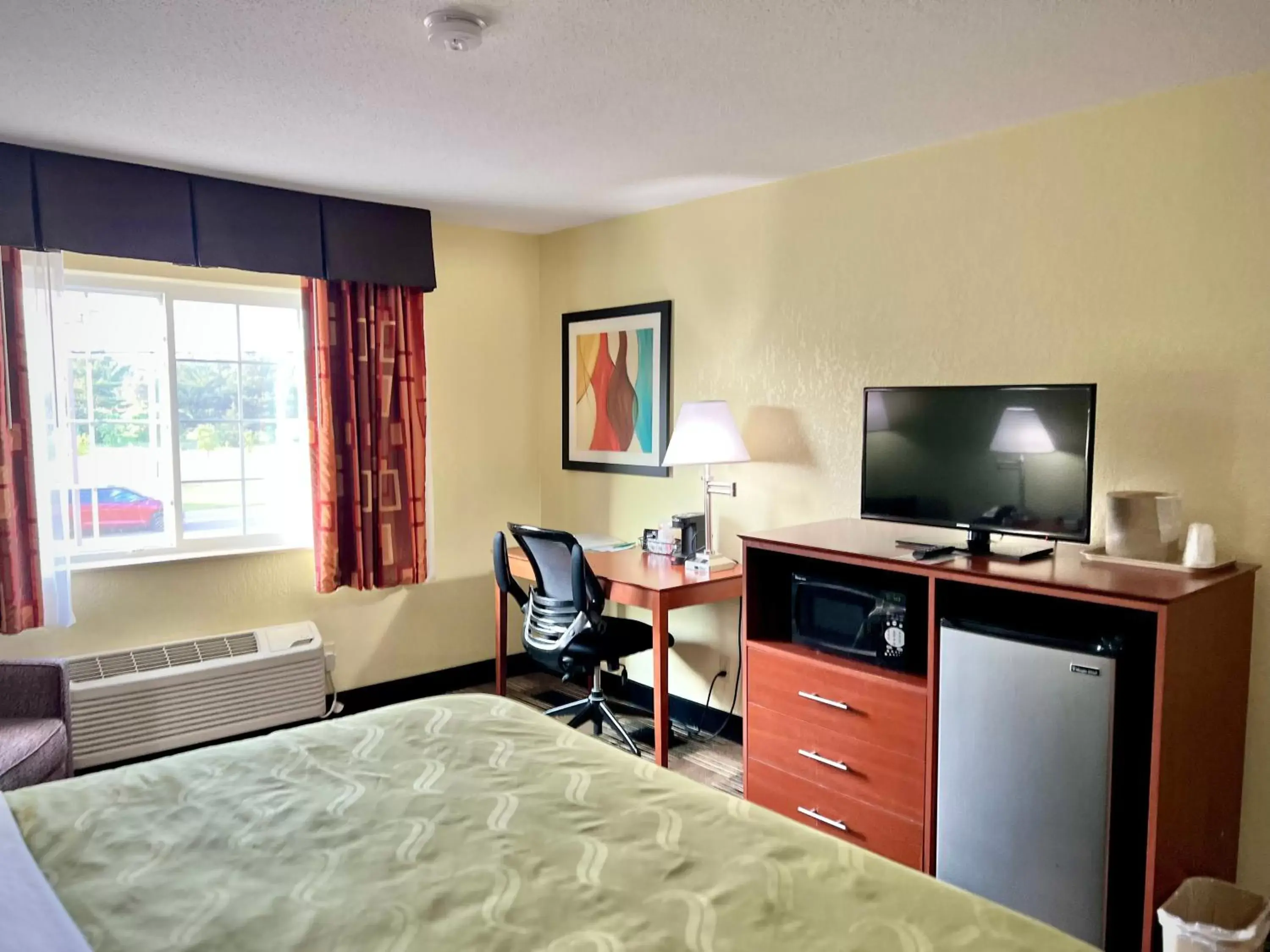 Bedroom, TV/Entertainment Center in Quality Inn & Suites