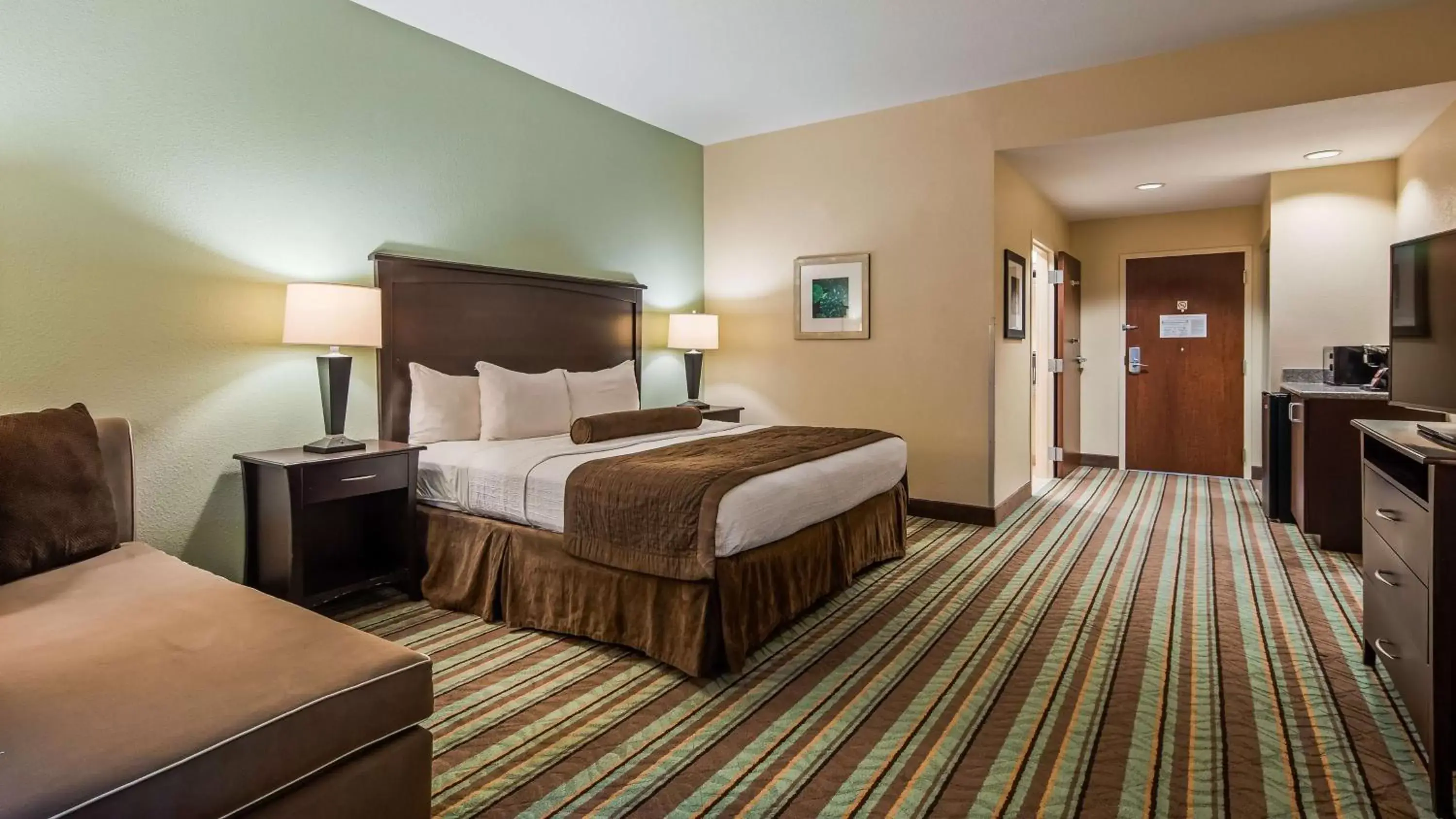 King Room with Roll-in Shower - Disability Access/Non-Smoking in Best Western Plus Chain of Lakes Inn & Suites King Room with Roll-in Shower - Disability Access/Non-Smoking in Best Western Plus Chain of Lakes Inn & Suites