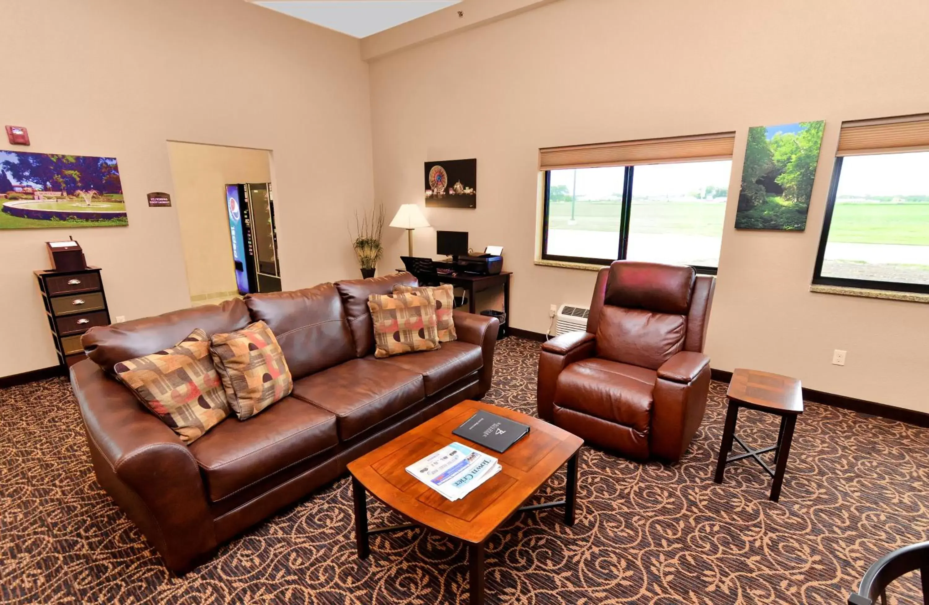 Living room, Seating Area in Cobblestone Inn & Suites - Monticello