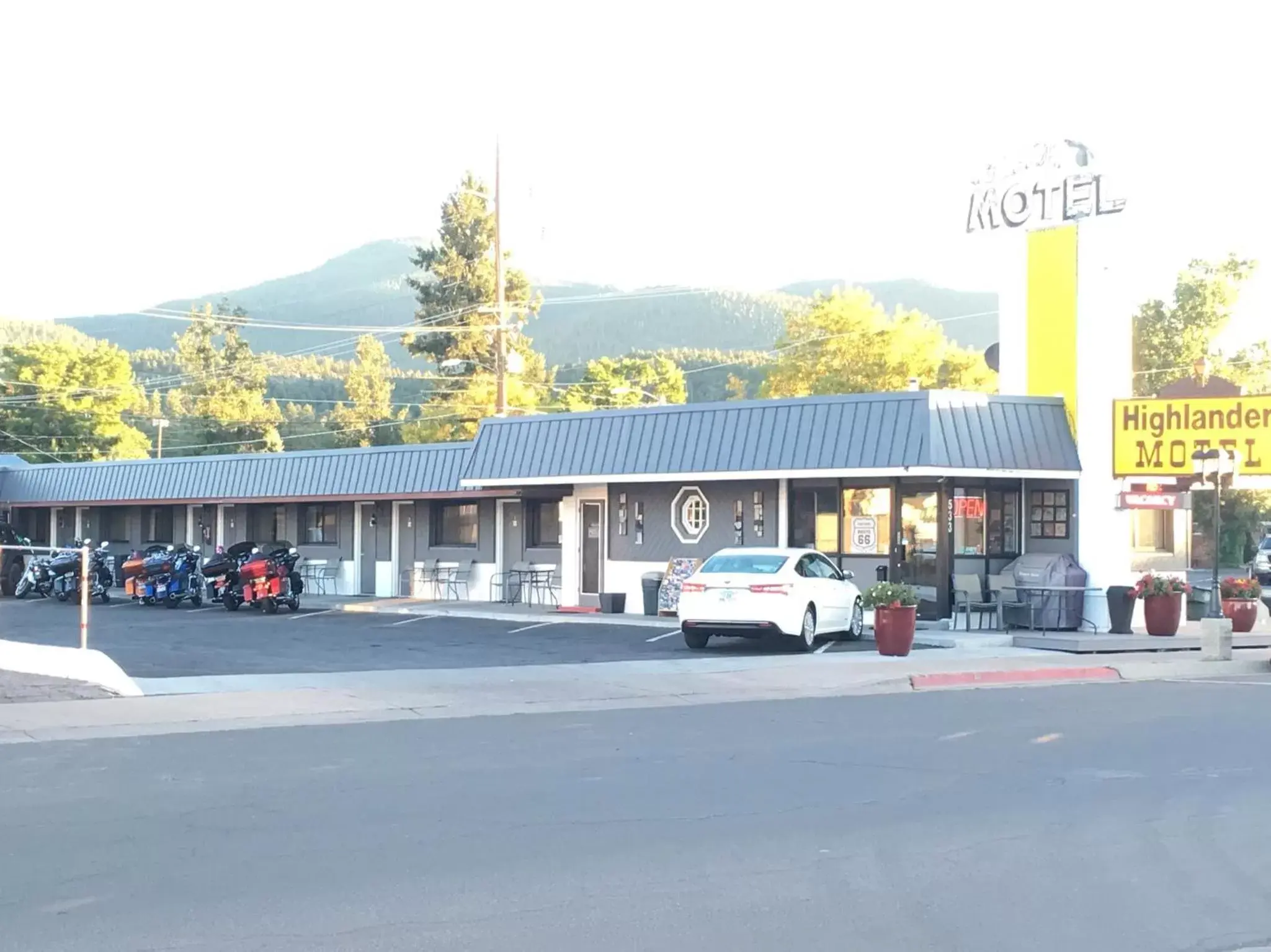 Property Building in Highlander Motel