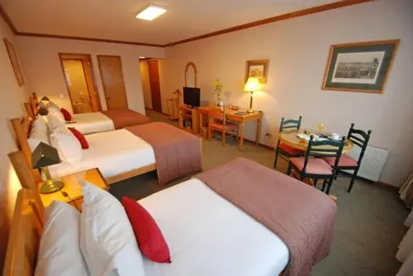 Photo of the whole room in abba Presidente Suites Puerto Montt