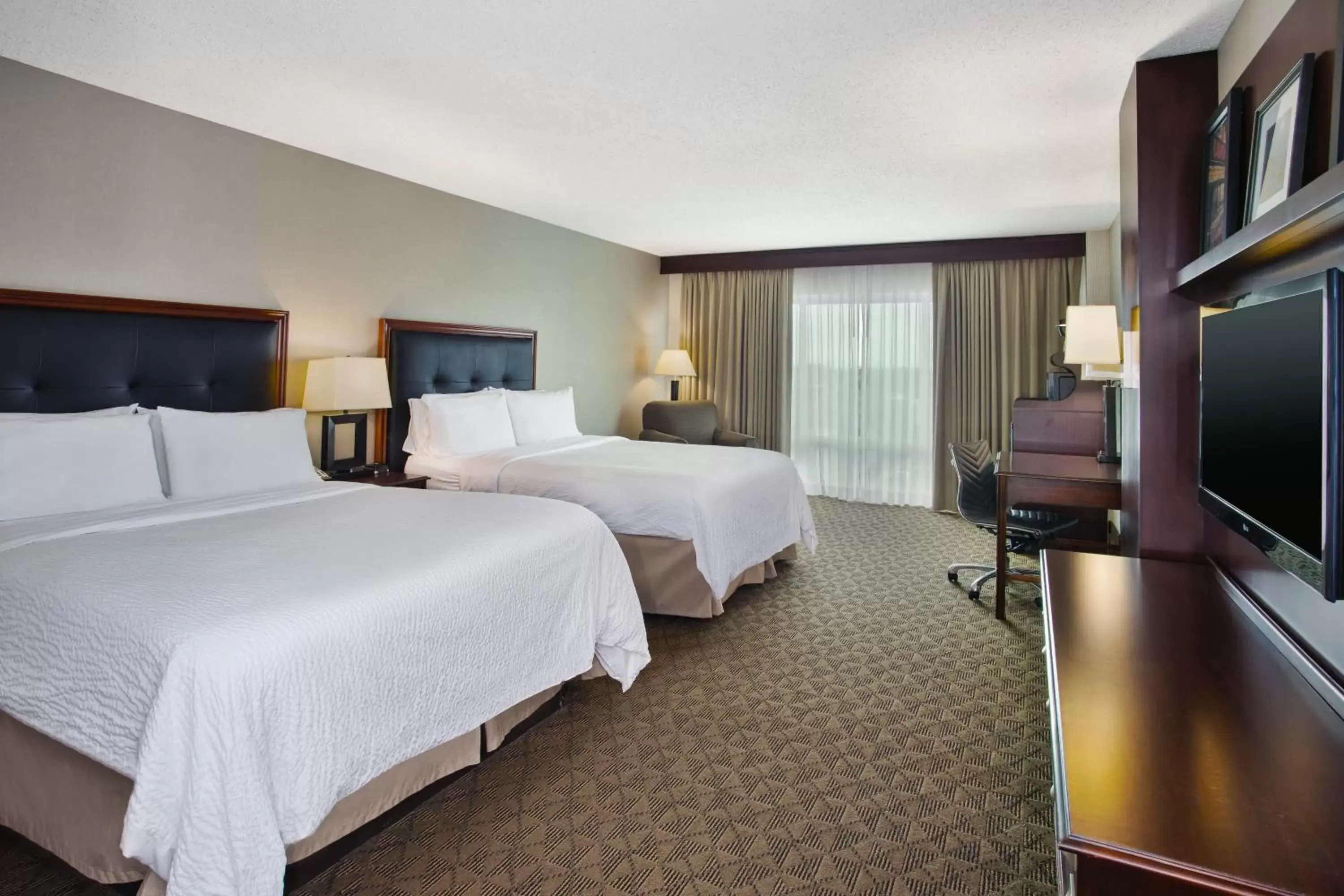 Bedroom, Bed in Holiday Inn University Plaza-Bowling Green, an IHG Hotel