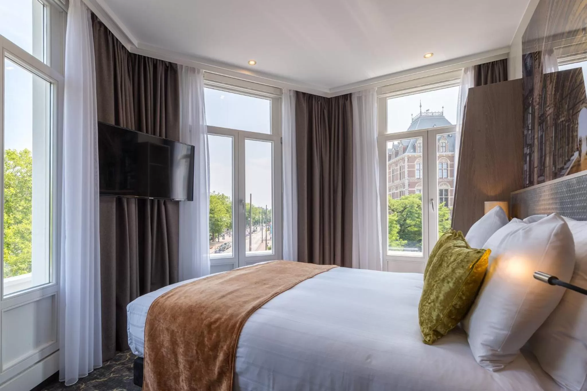 Photo of the whole room, Bed in Leonardo Boutique Museumhotel