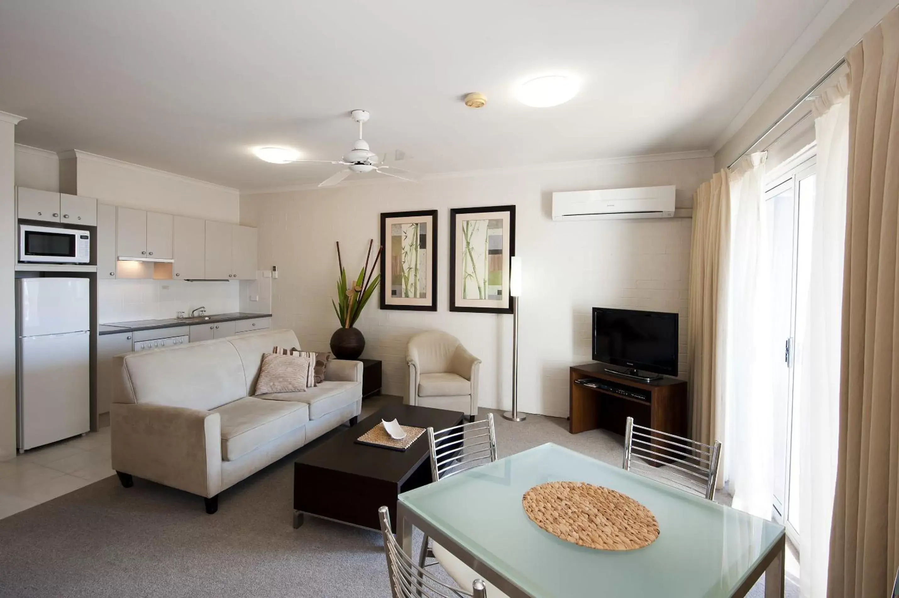 Dining area, Kitchen/Kitchenette in Mollymook Cove Apartments