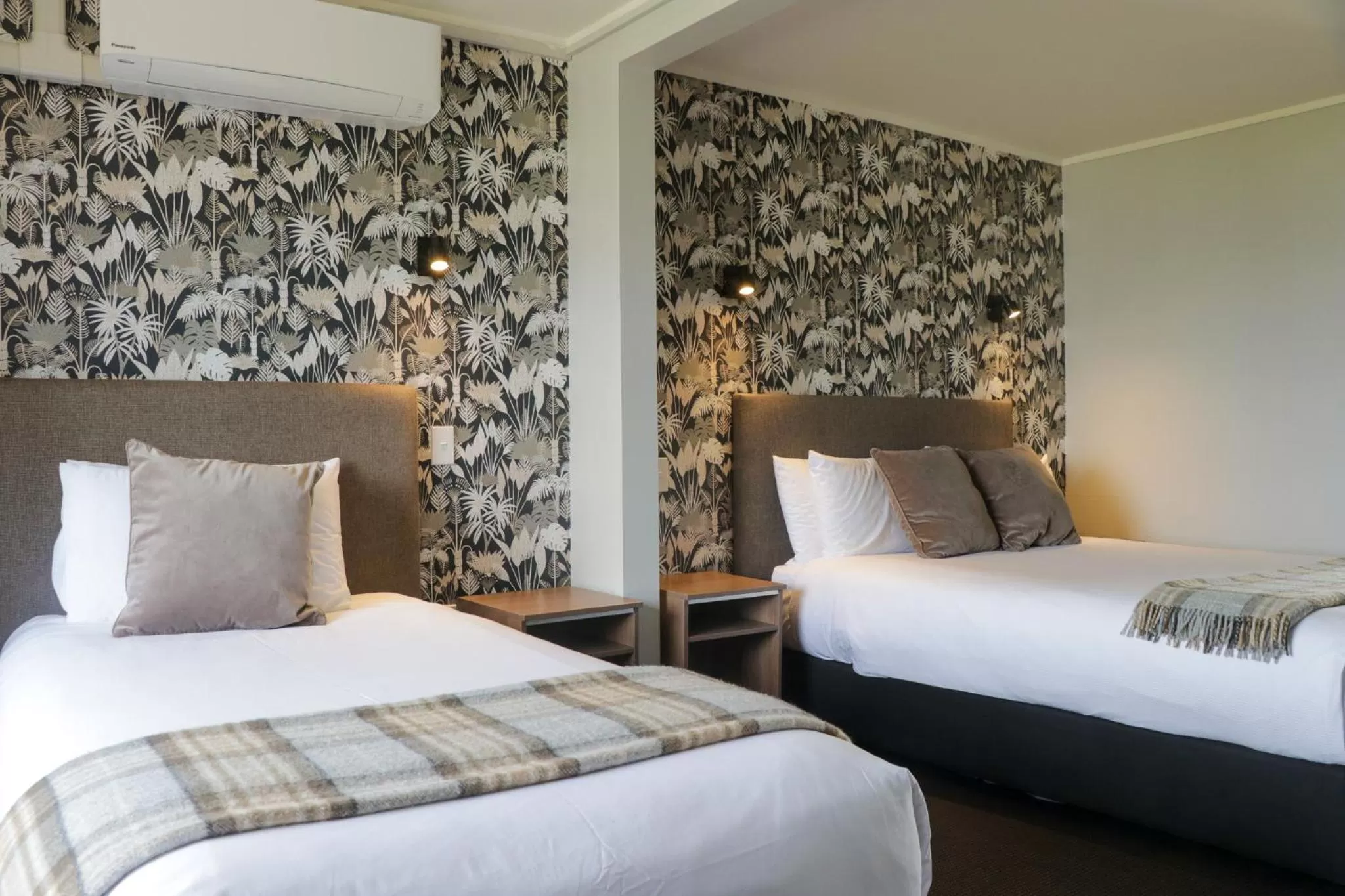 Bed in Suncourt Hotel & Conference Centre