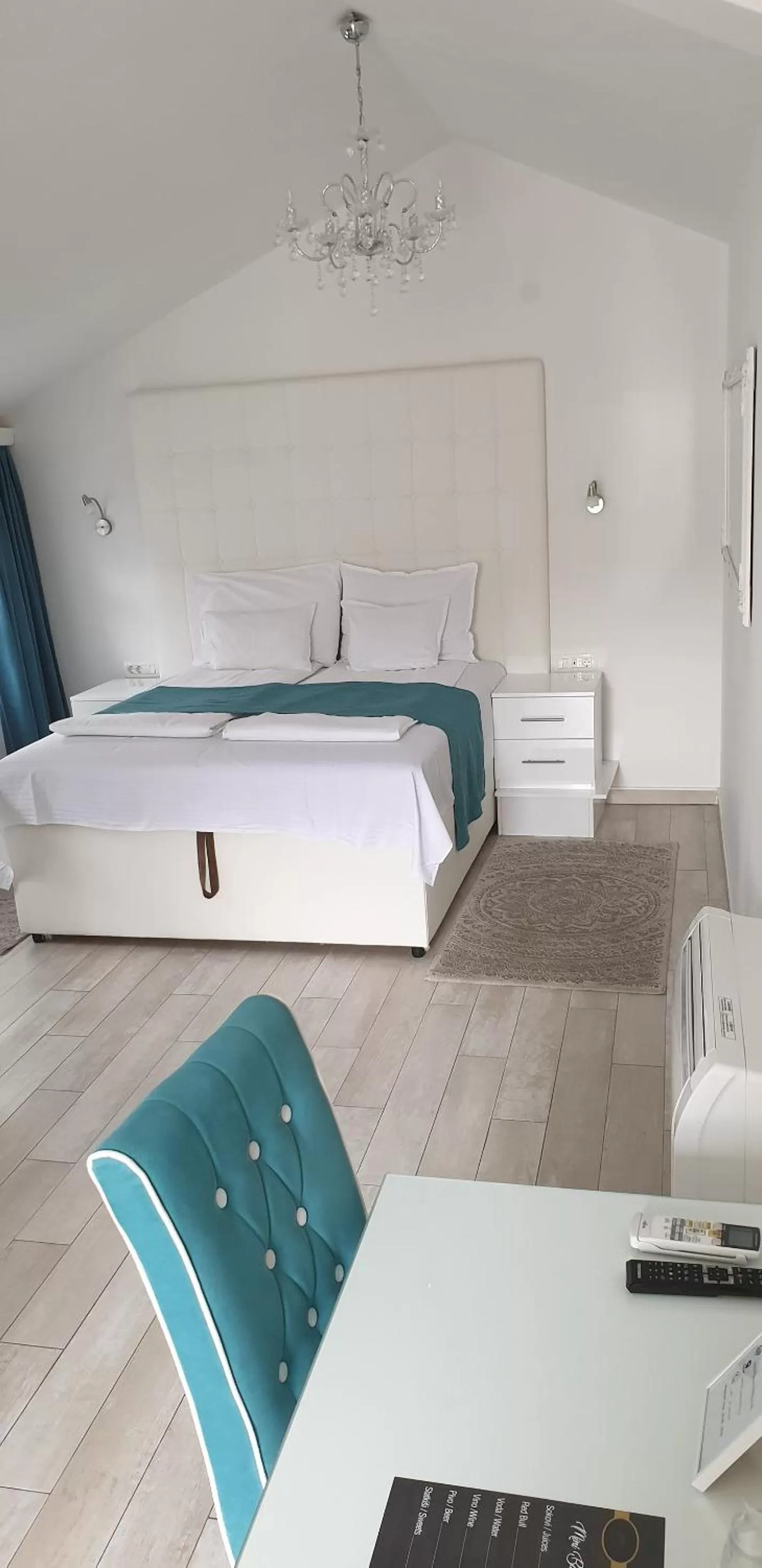 Shower, Bed in Hotel-Restaurant Kriva Ćuprija