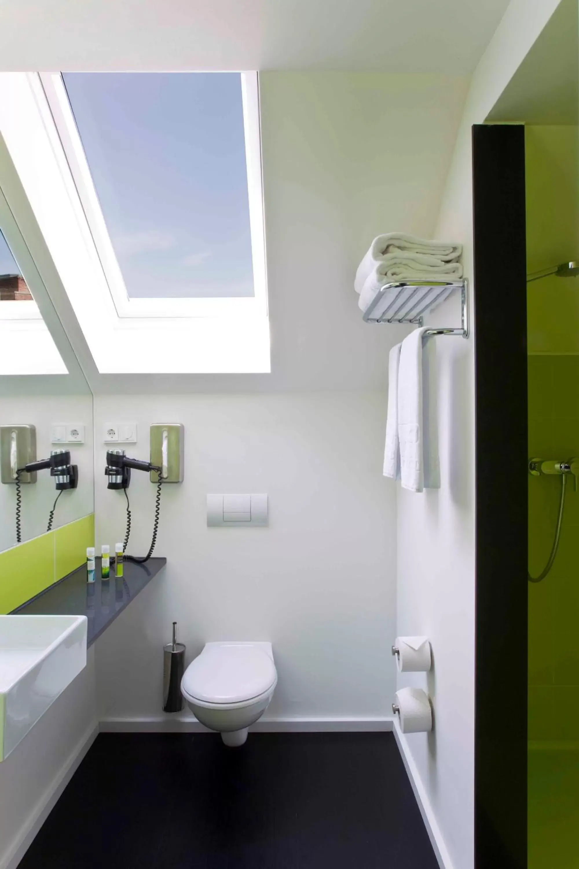 Shower, Bed in Hotel Gat Point Charlie Shower, Bed in Hotel Gat Point Charlie