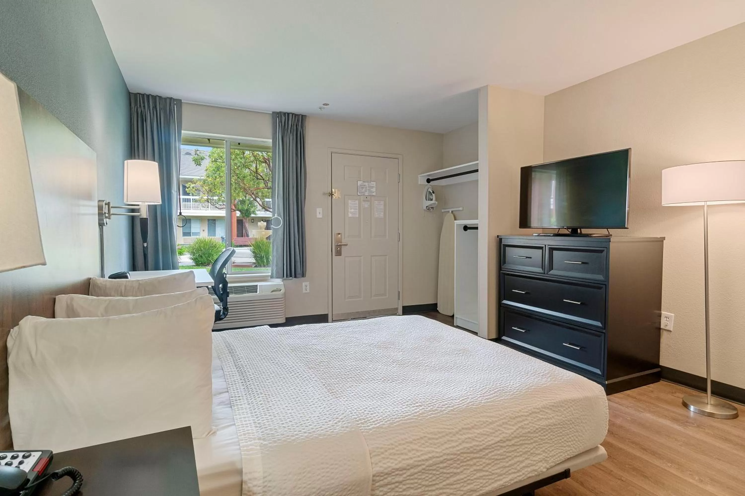 Bed in Extended Stay America Suites - San Francisco - San Mateo - SFO