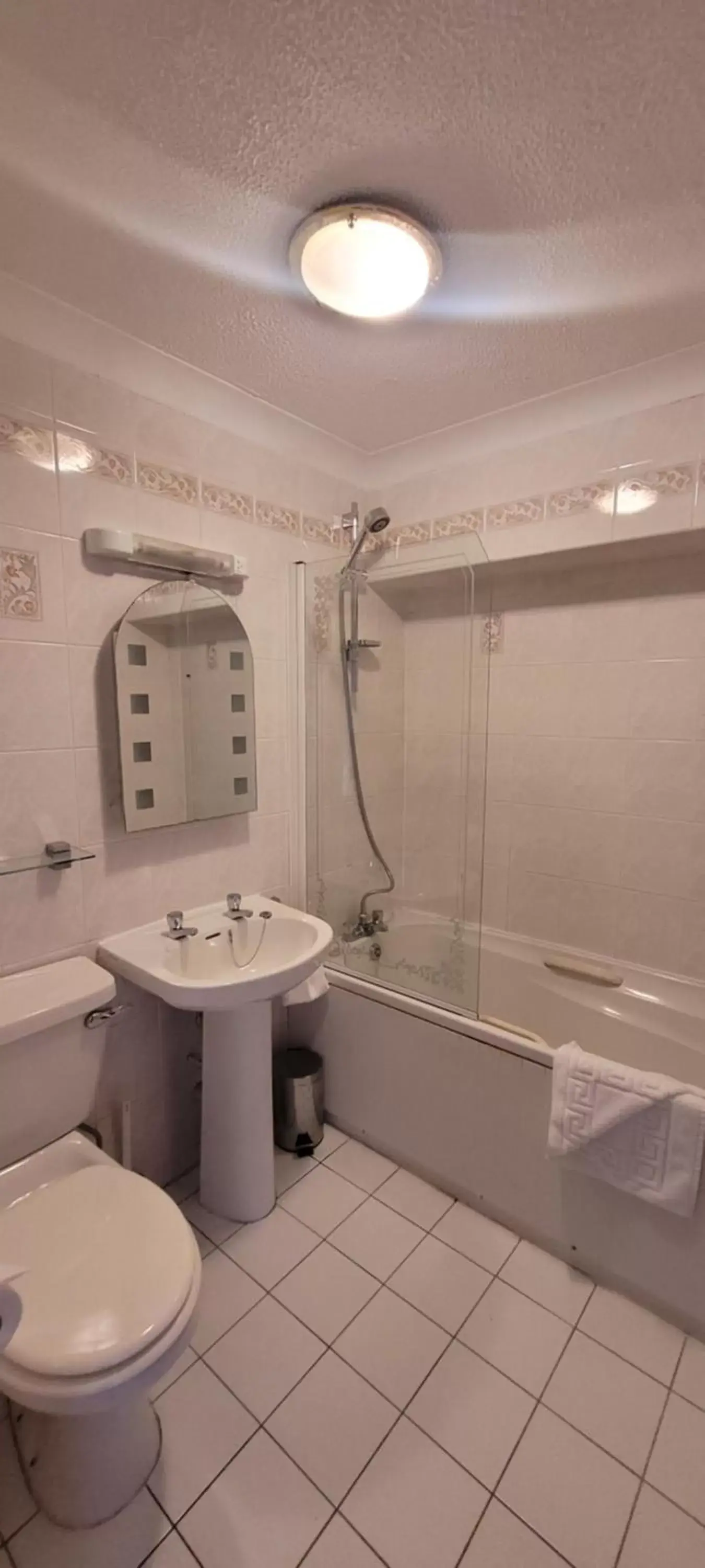 Shower, Bathroom in Kings Park Hotel