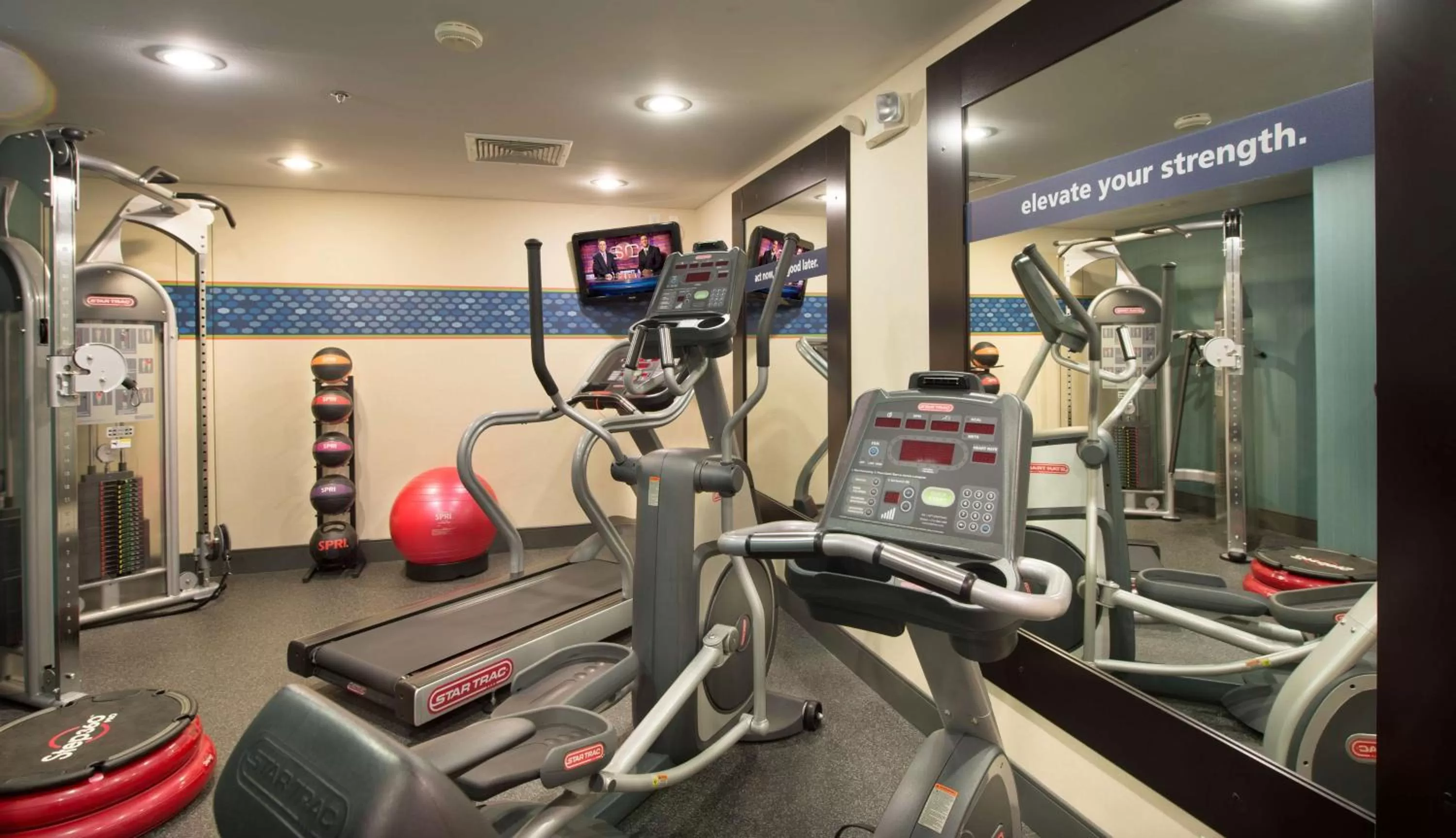 Fitness centre/facilities in Hampton Inn Cornelia