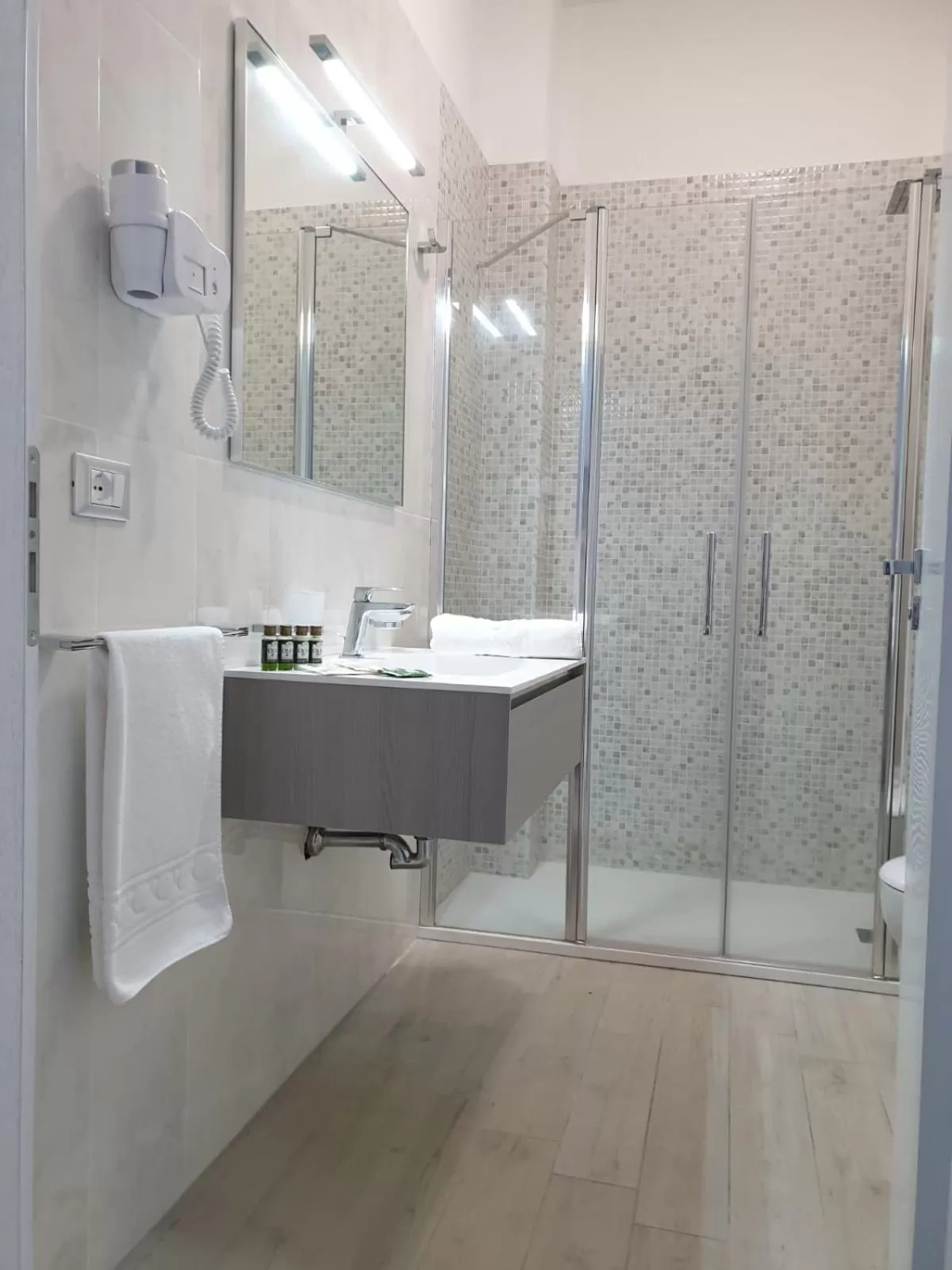 Shower in Hotel Aurora