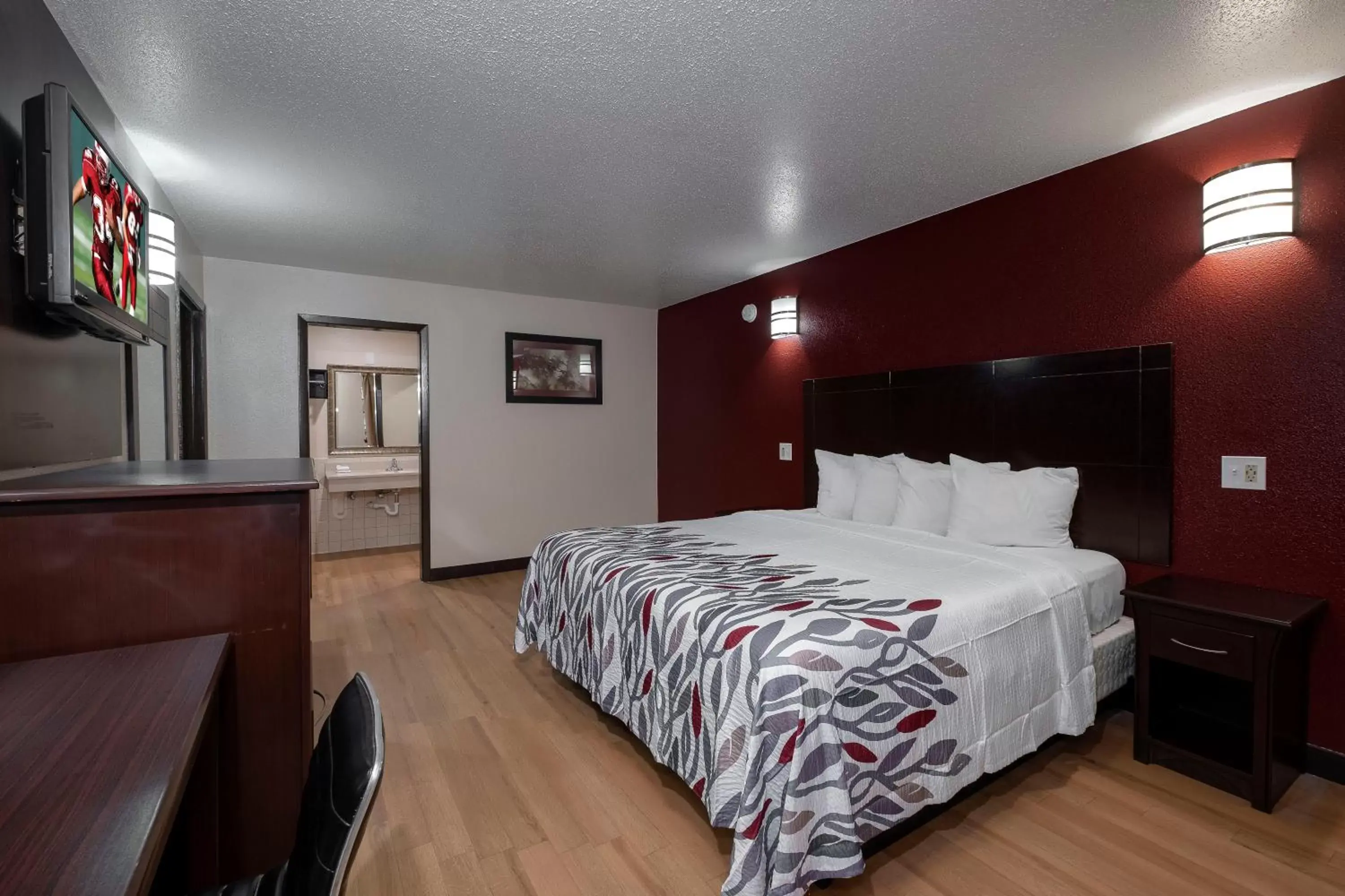 Photo of the whole room, Bed in Red Roof Inn Morgan City