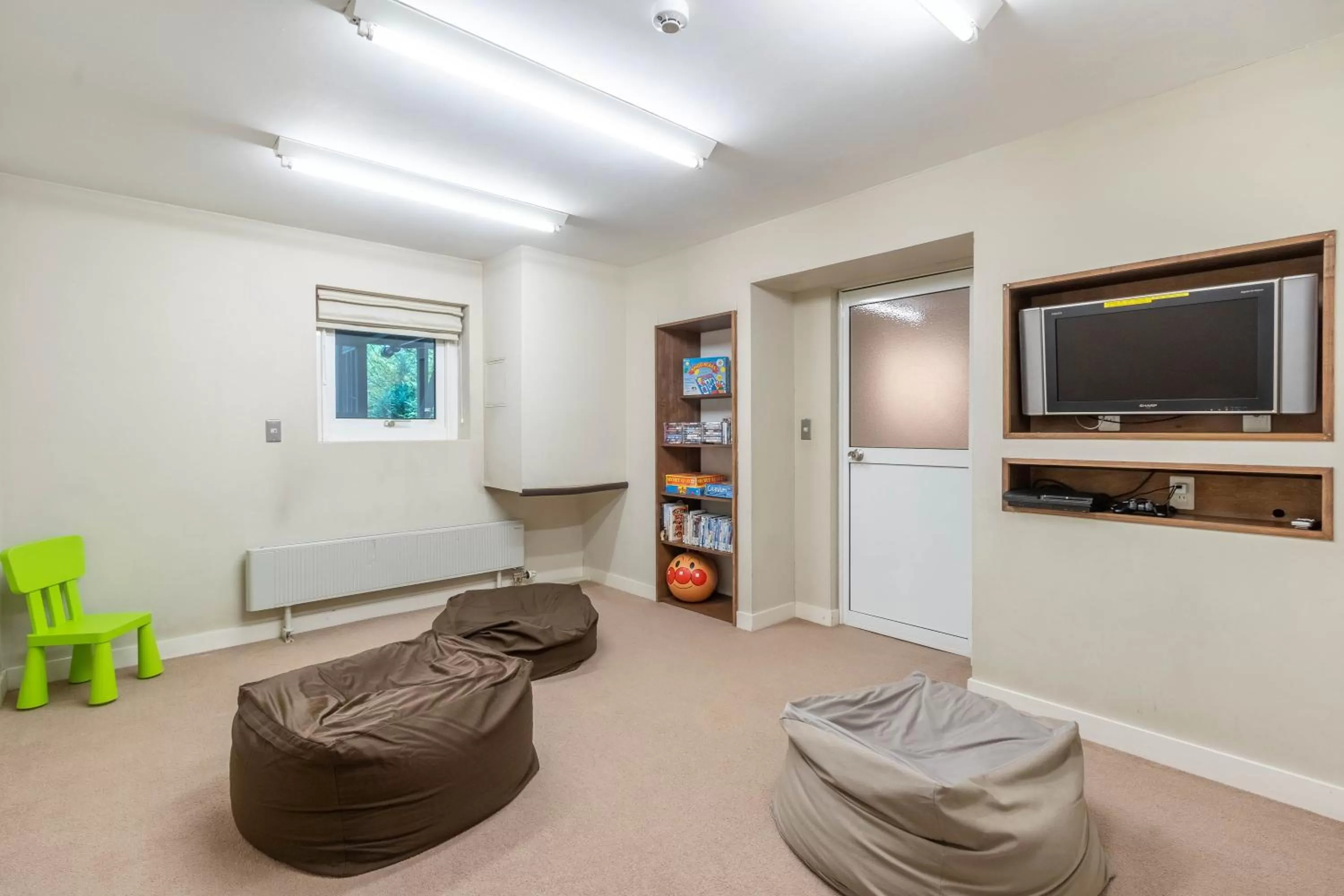 Communal lounge/ TV room in Fresh Powder Accommodation