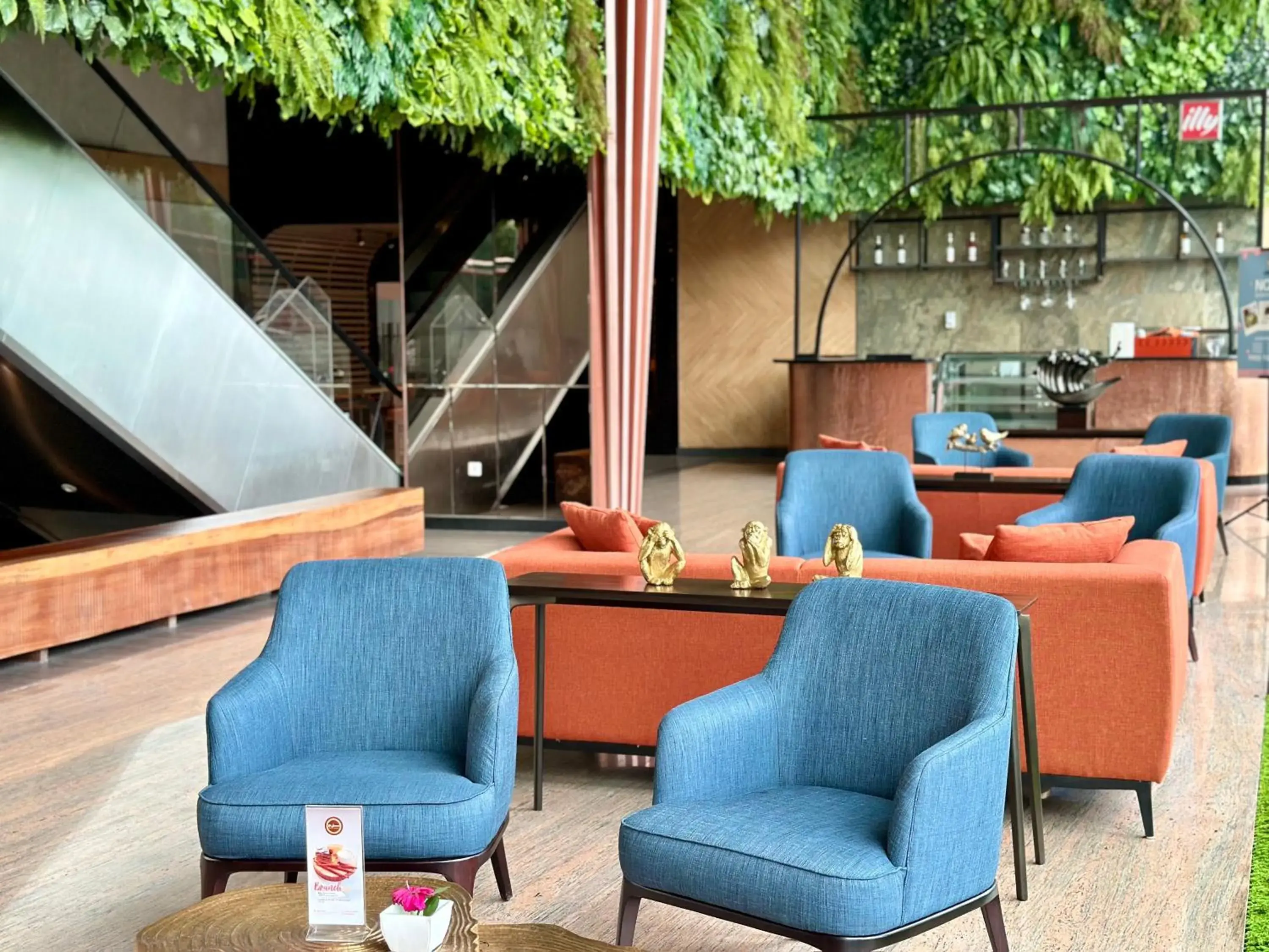 Lobby or reception in HARRIS Hotel & Conventions Gubeng Lobby or reception in HARRIS Hotel & Conventions Gubeng