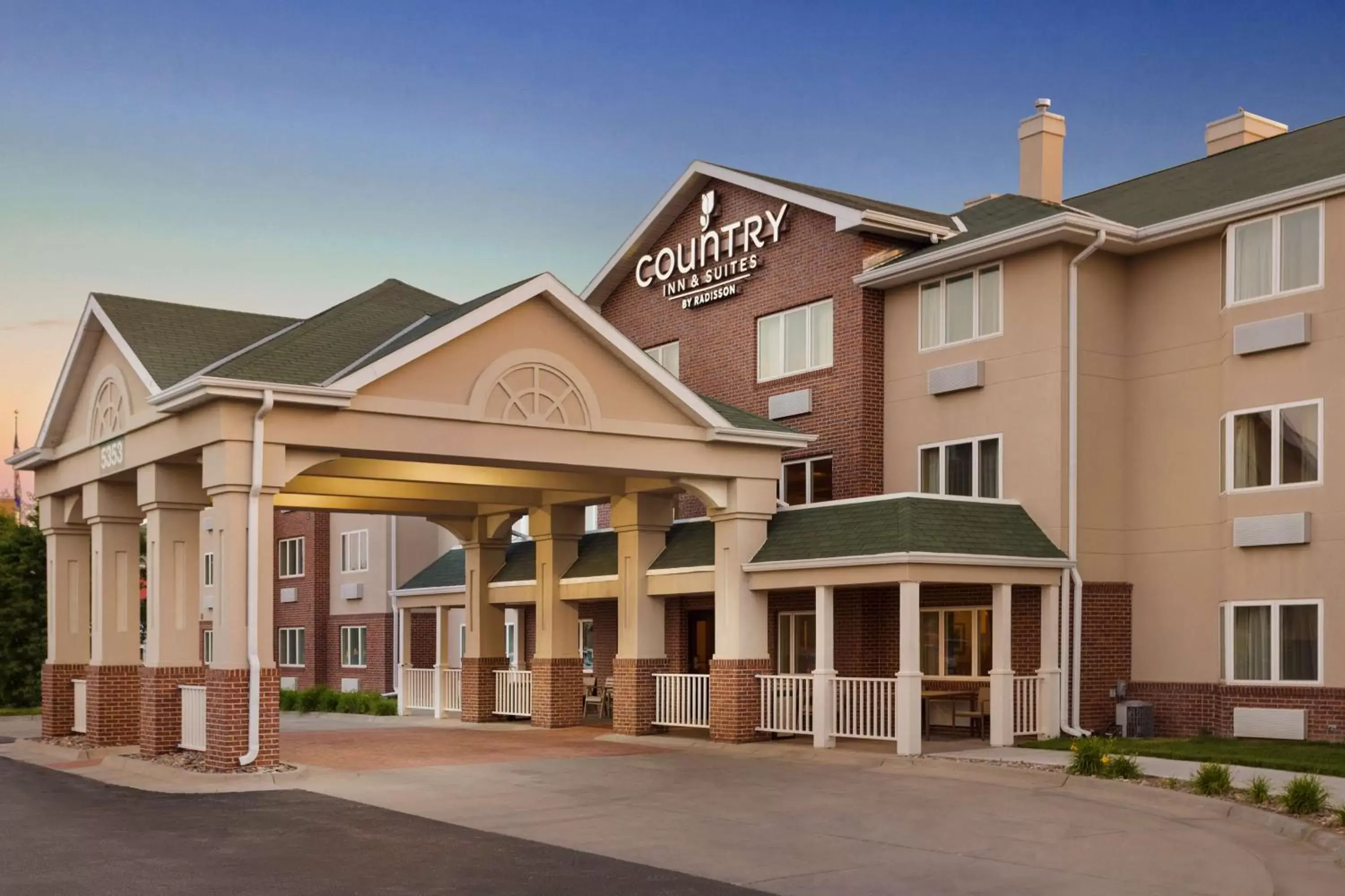 Property building in Country Inn & Suites by Radisson, Lincoln North Hotel and Conference Center, NE