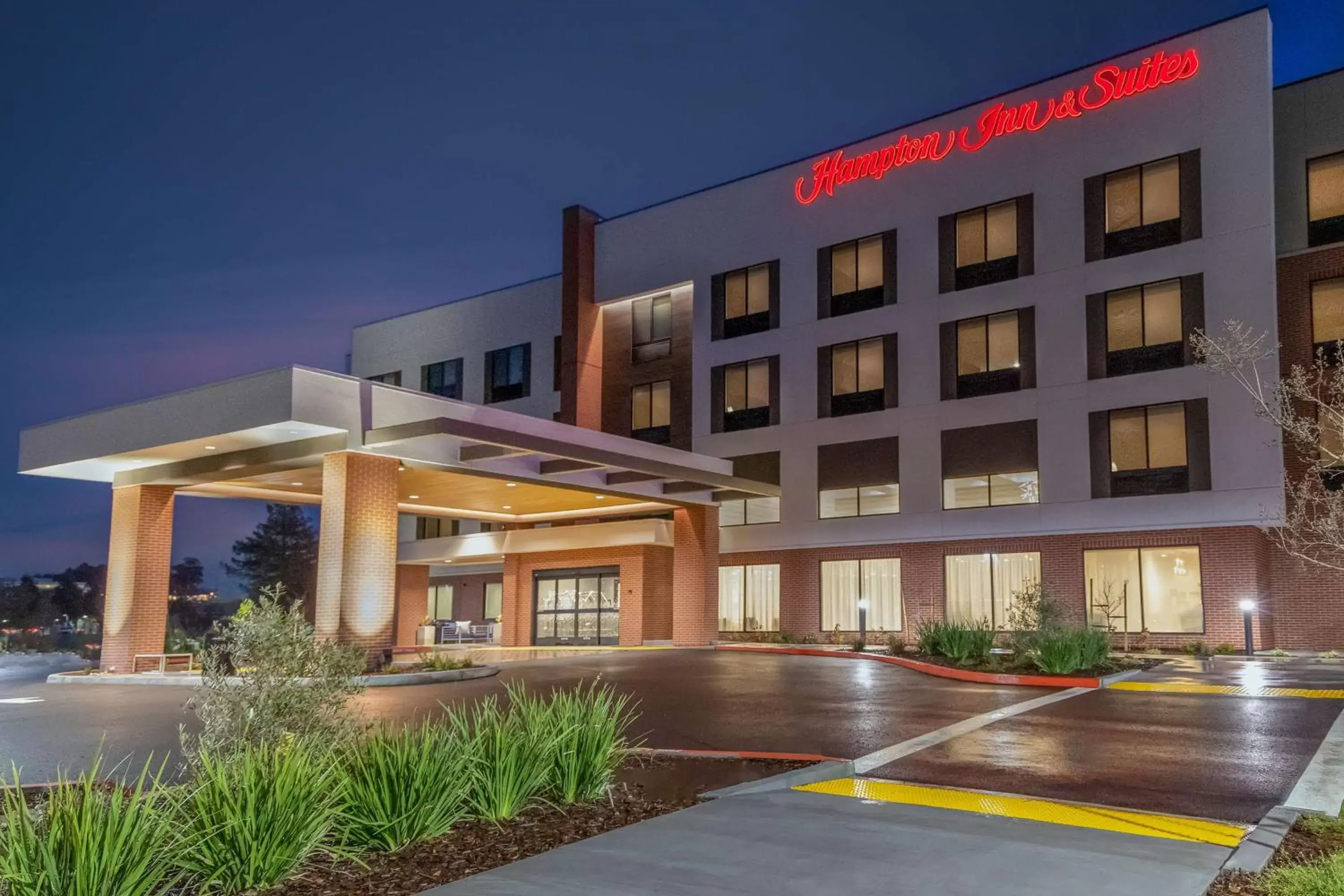 Property building in Hampton Inn & Suites Santa Rosa Sonoma Wine Country Property building in Hampton Inn & Suites Santa Rosa Sonoma Wine Country