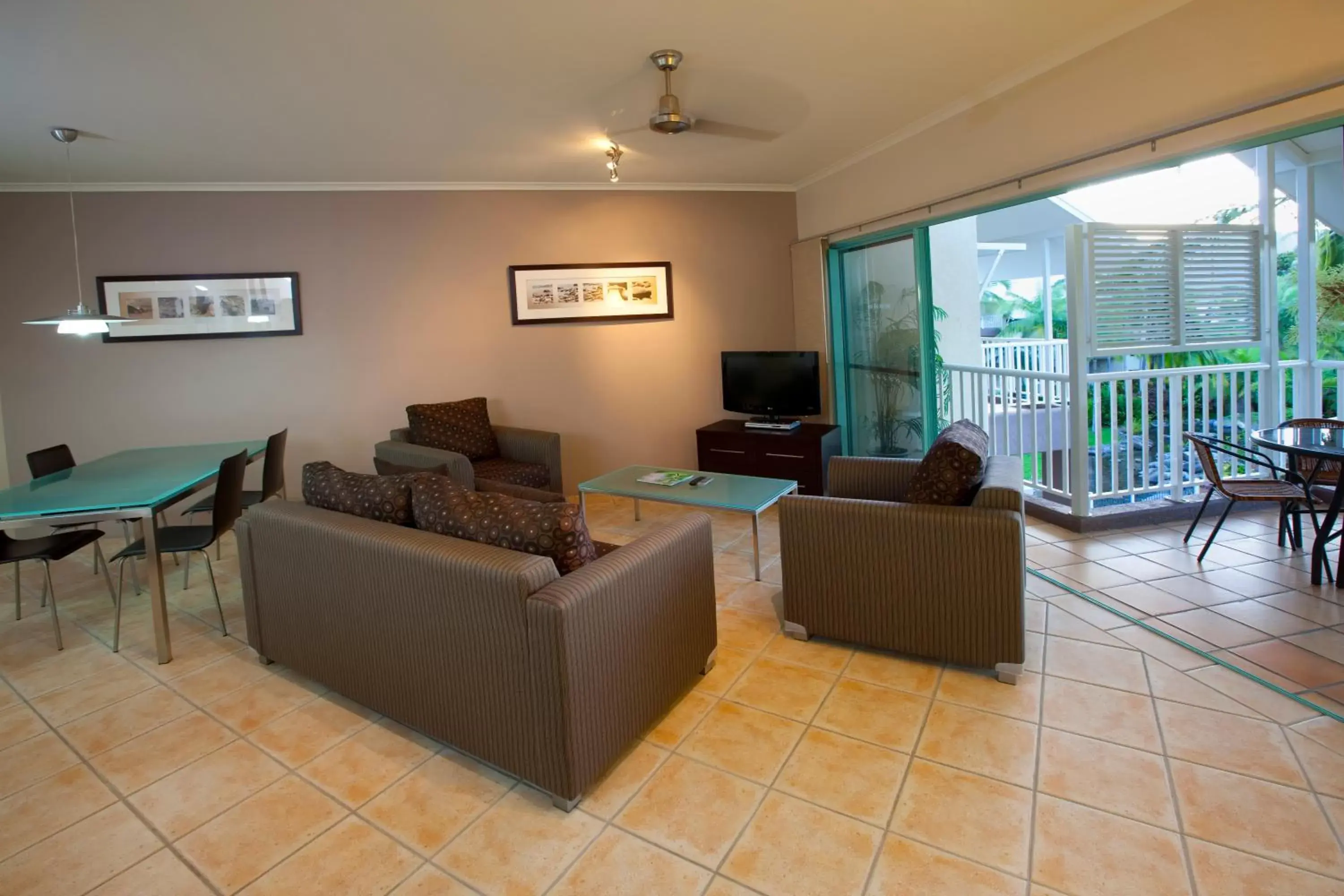 Living room, Seating Area in Coral Sands Beachfront Resort