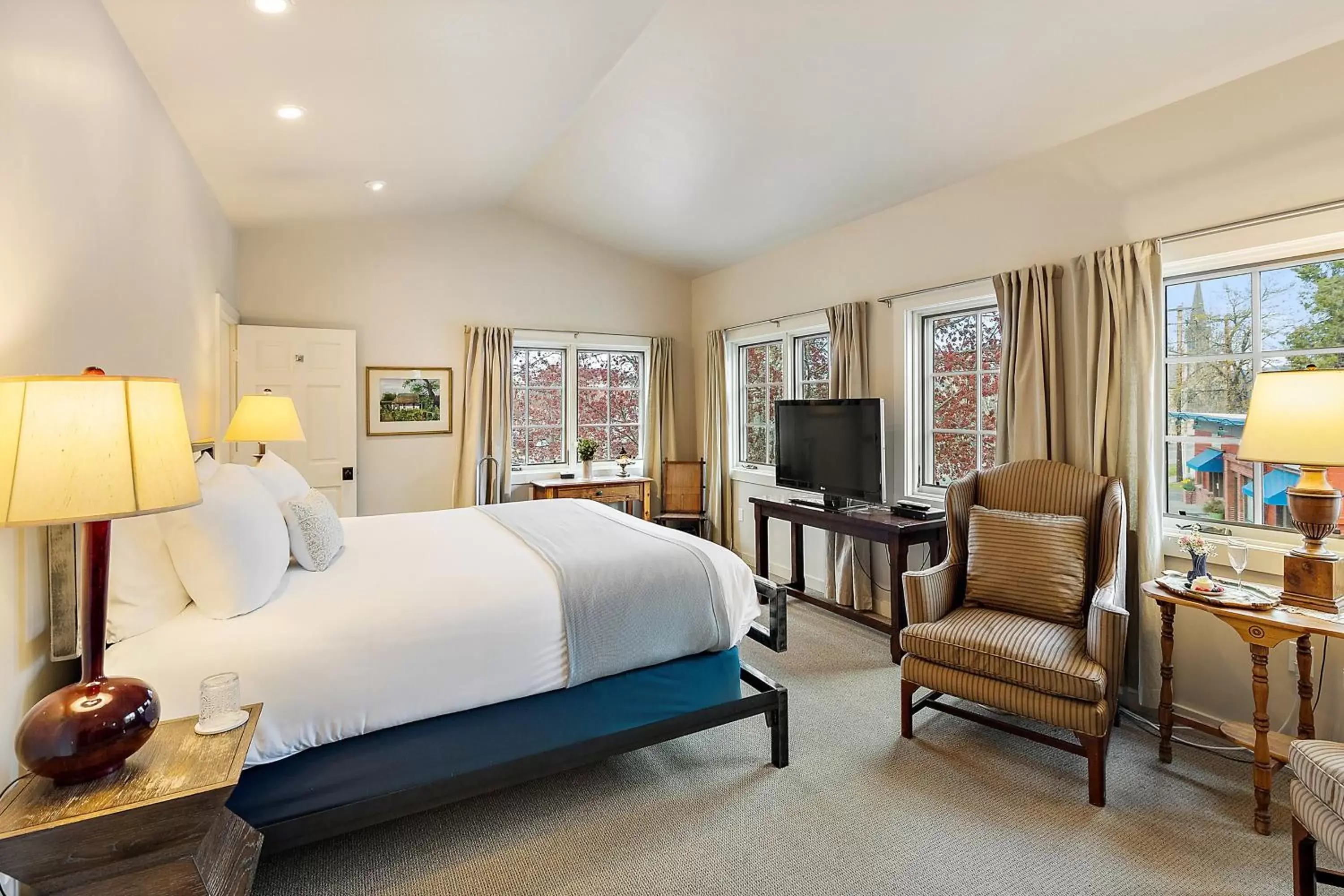 Deluxe King Room in McCully House Inn