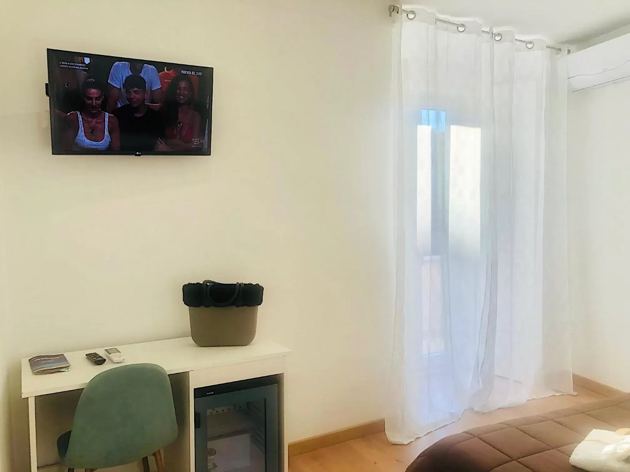 TV and multimedia, TV/Entertainment Center in B&B La Maison del Borgo