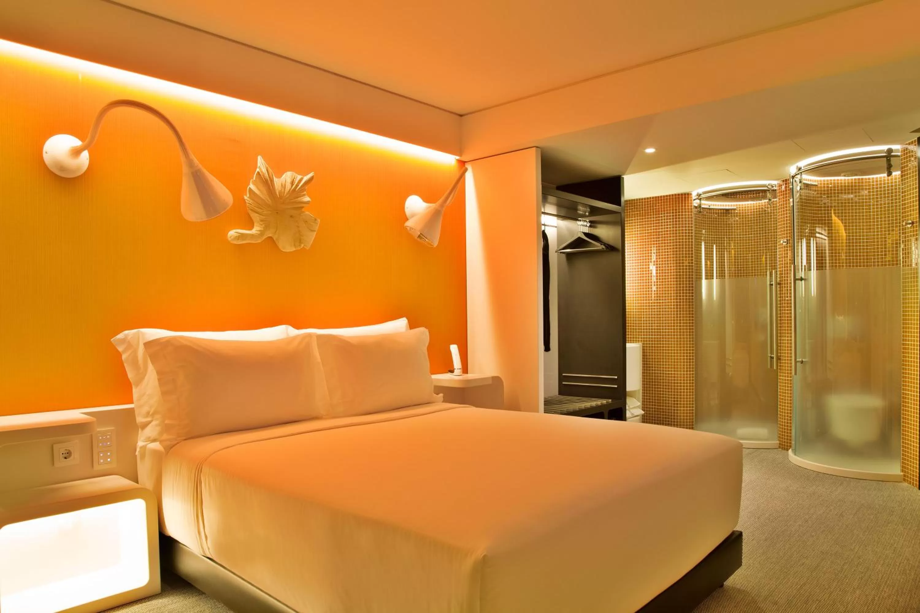 Bathroom, Bed in EVOLUTION Lisboa Hotel