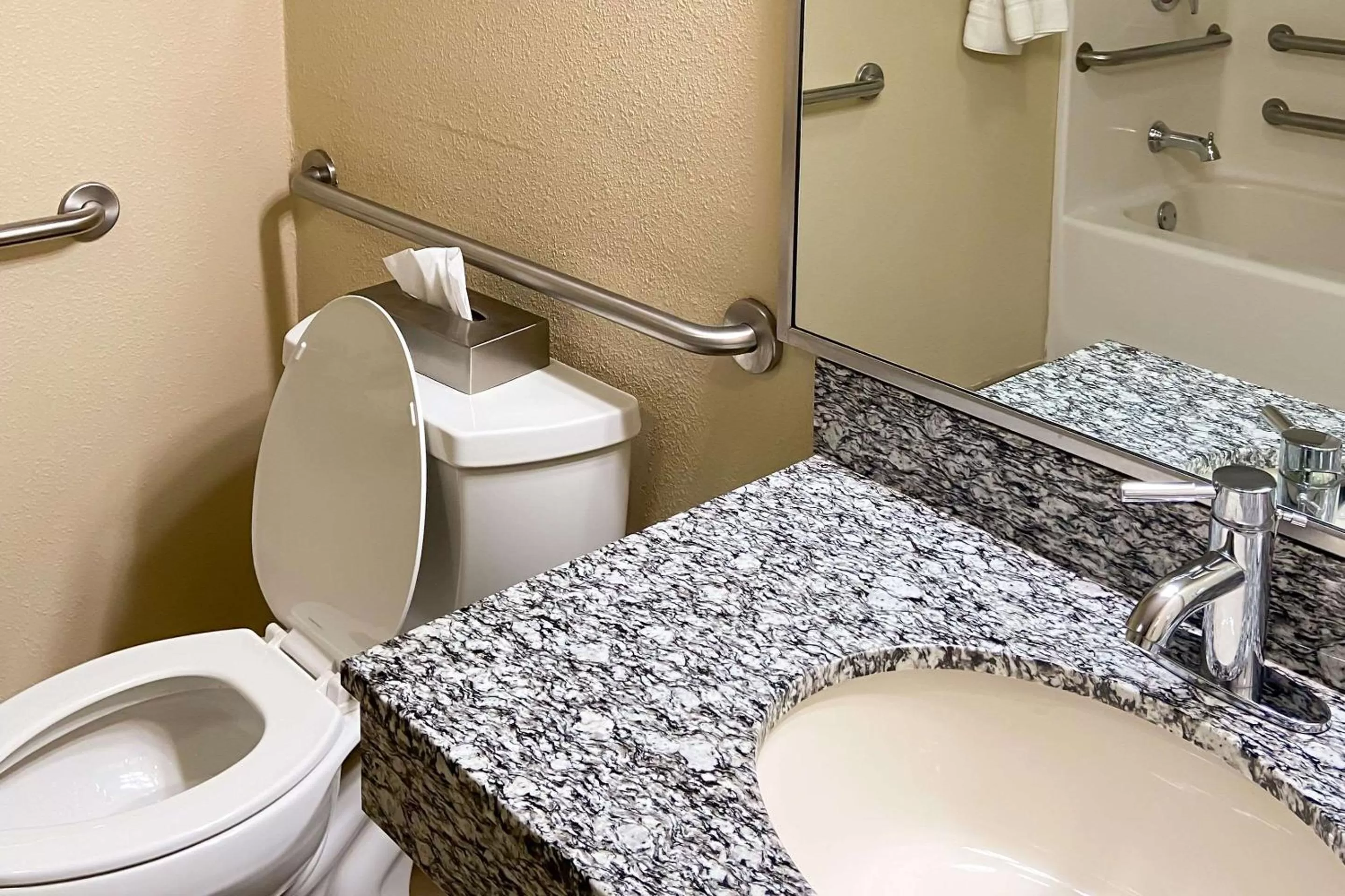 Bedroom in Comfort Suites Pittsburgh Airport