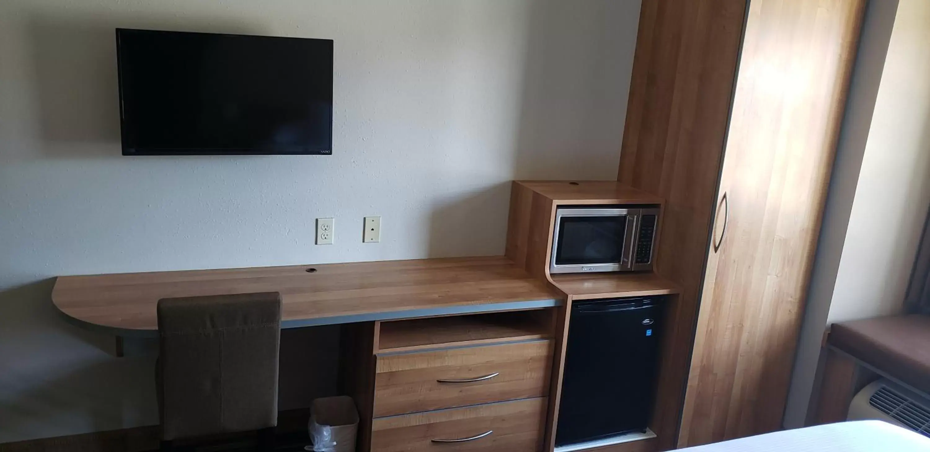 TV and multimedia, TV/Entertainment Center in York Microtel Inn & Suites by Wyndham