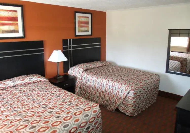 Bed in Woodlawn Hills Motel