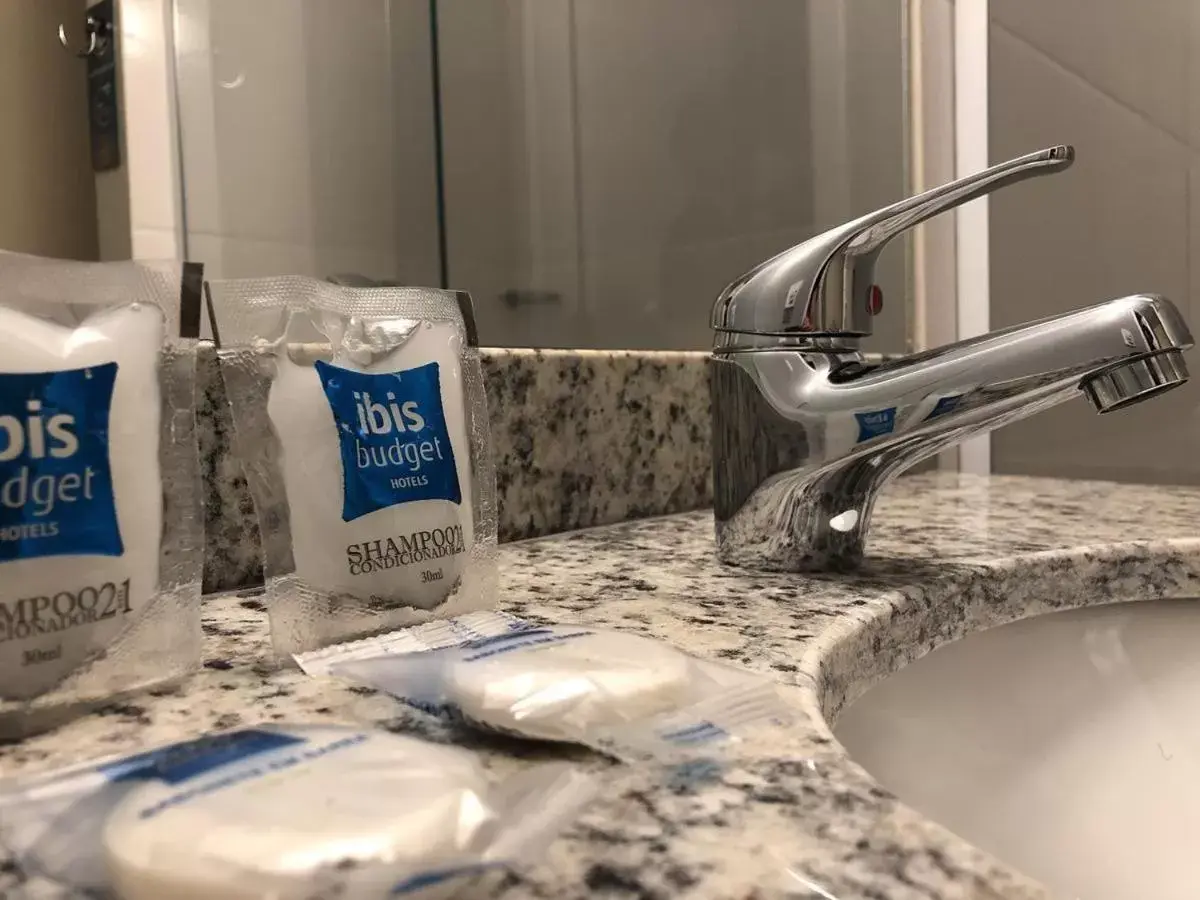 Bathroom in ibis budget Divinopolis