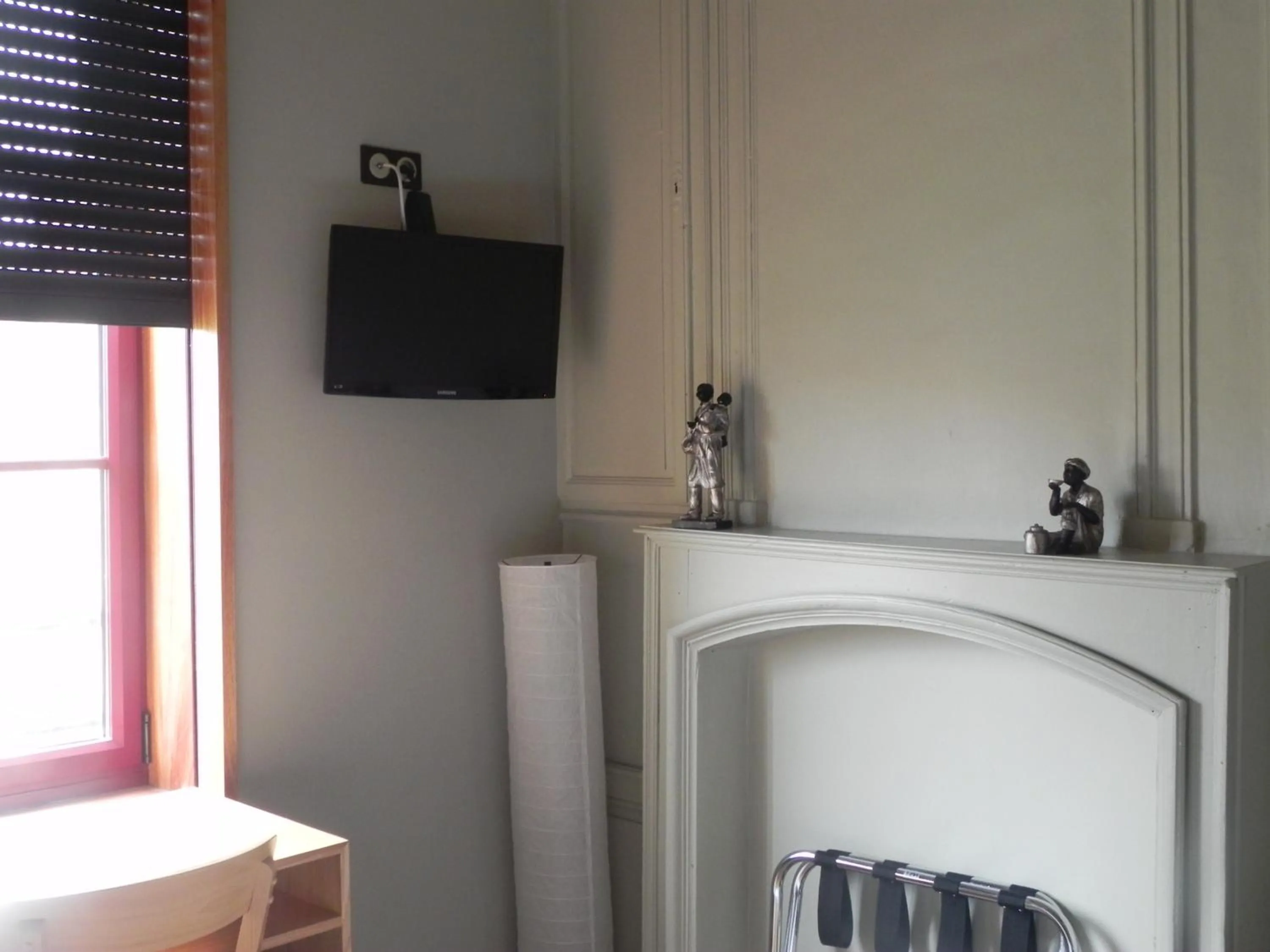 TV and multimedia in Hôtel - Restaurant Au Tonnelier