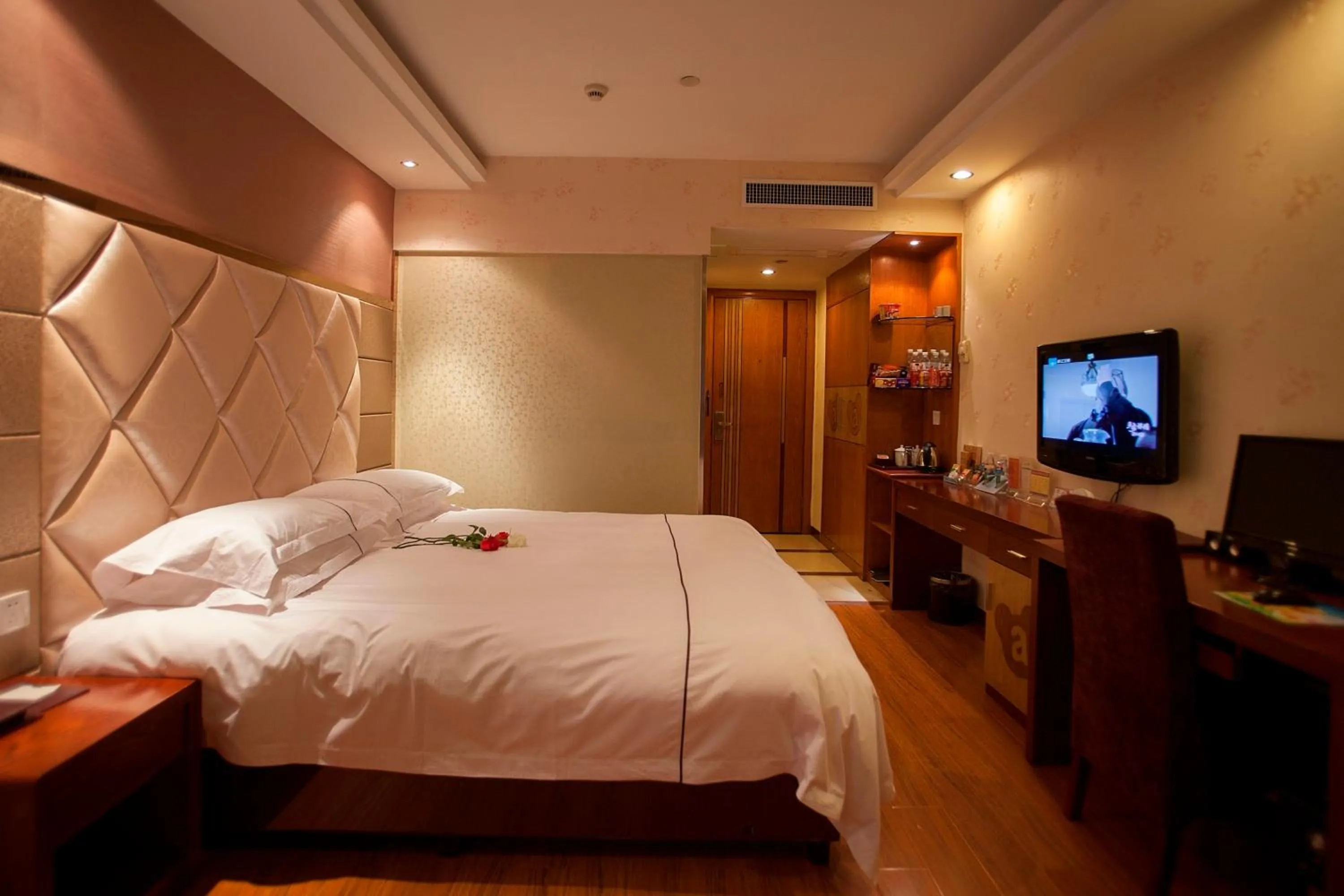 Photo of the whole room, Bed in Yiwu Luckbear Hotel