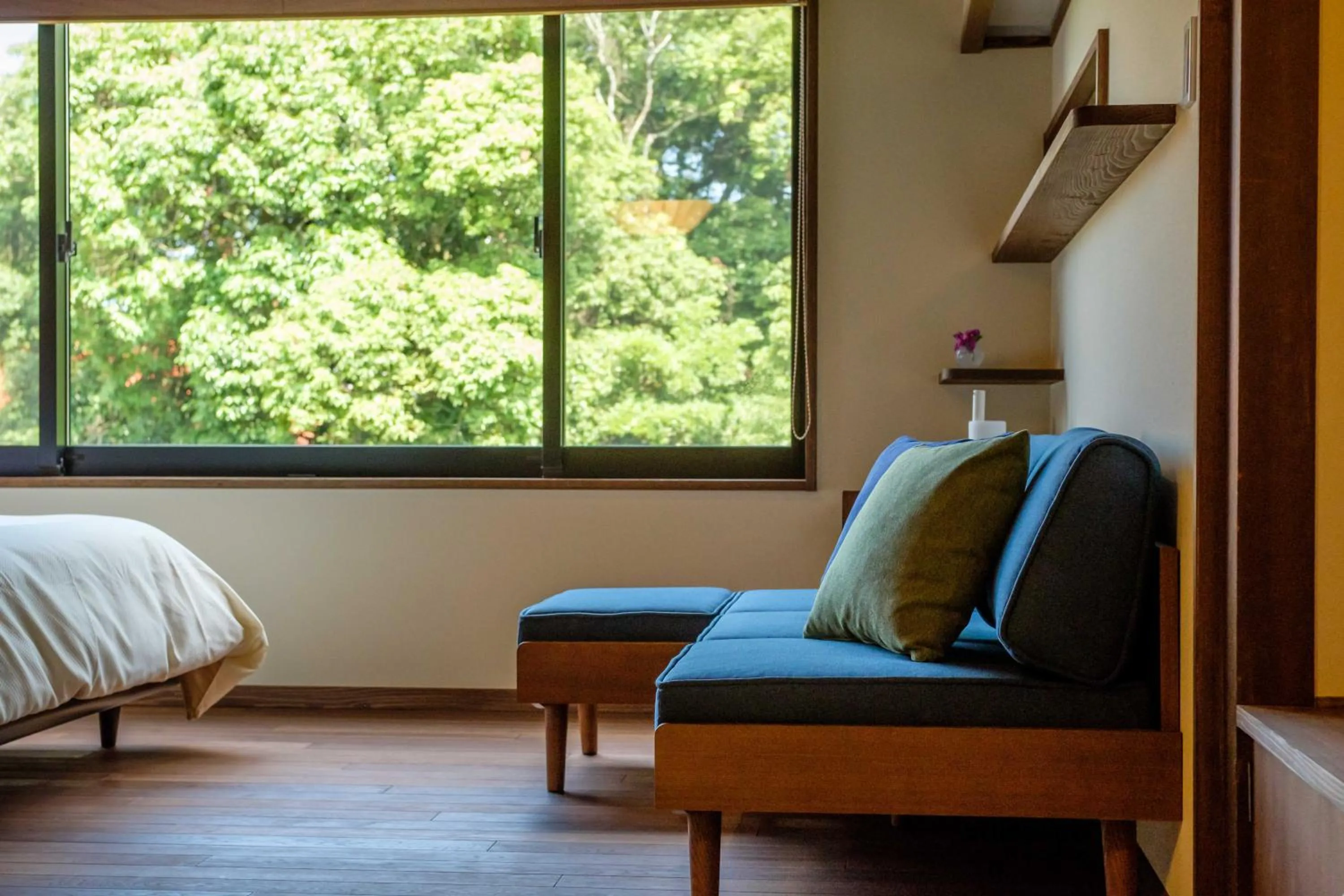 Seating area, Bed in Ryokan Oomuraya