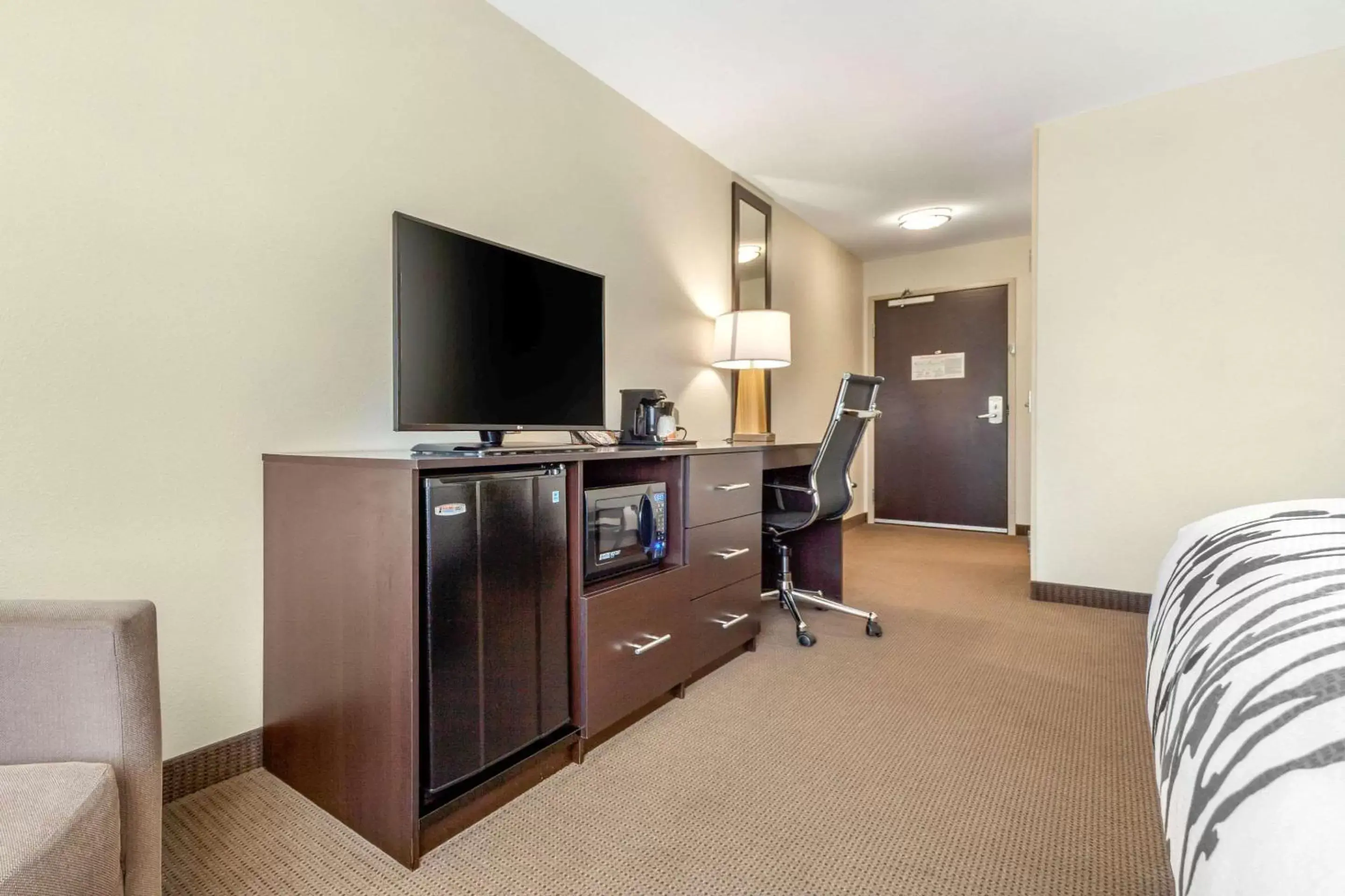 Photo of the whole room, TV/Entertainment Center in Sleep Inn & Suites Lincoln University Area