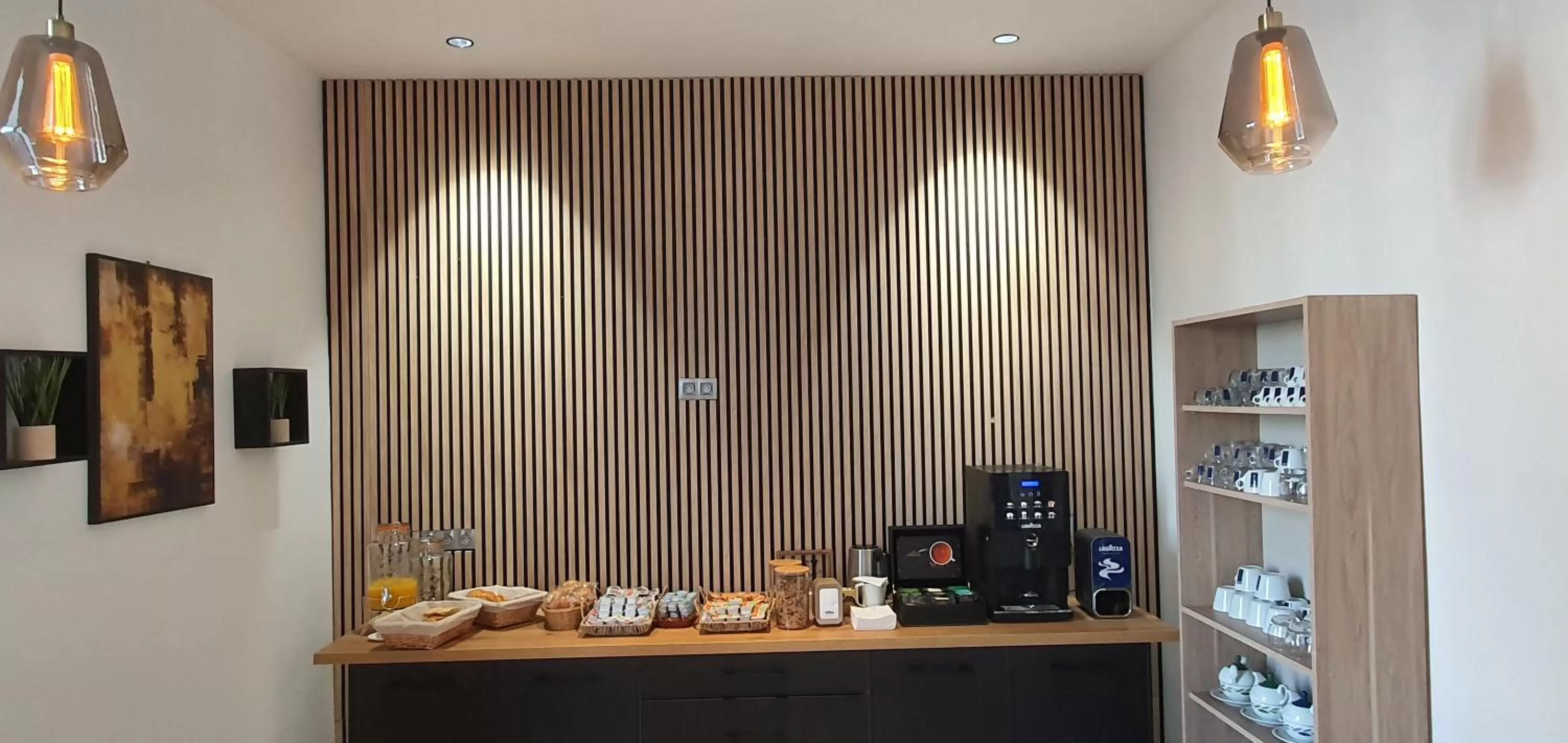 Coffee/tea facilities in Hôtel L'Alsace