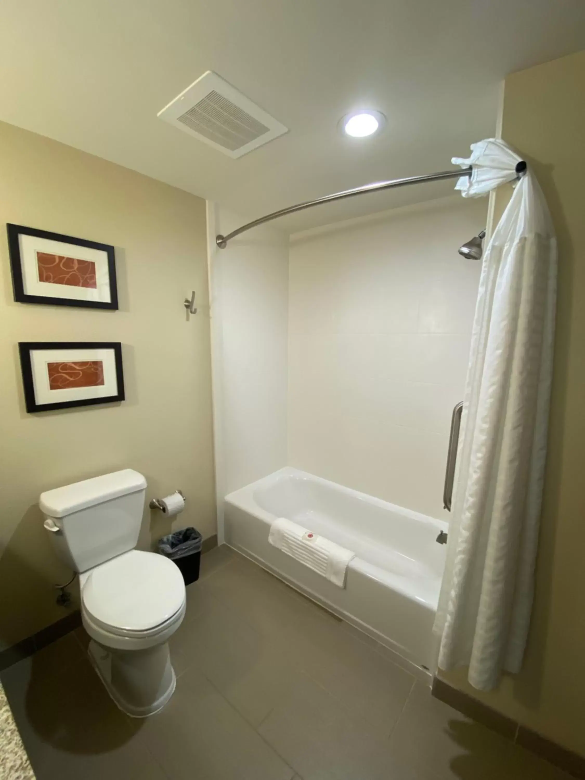 Bathroom in Comfort Suites West Omaha