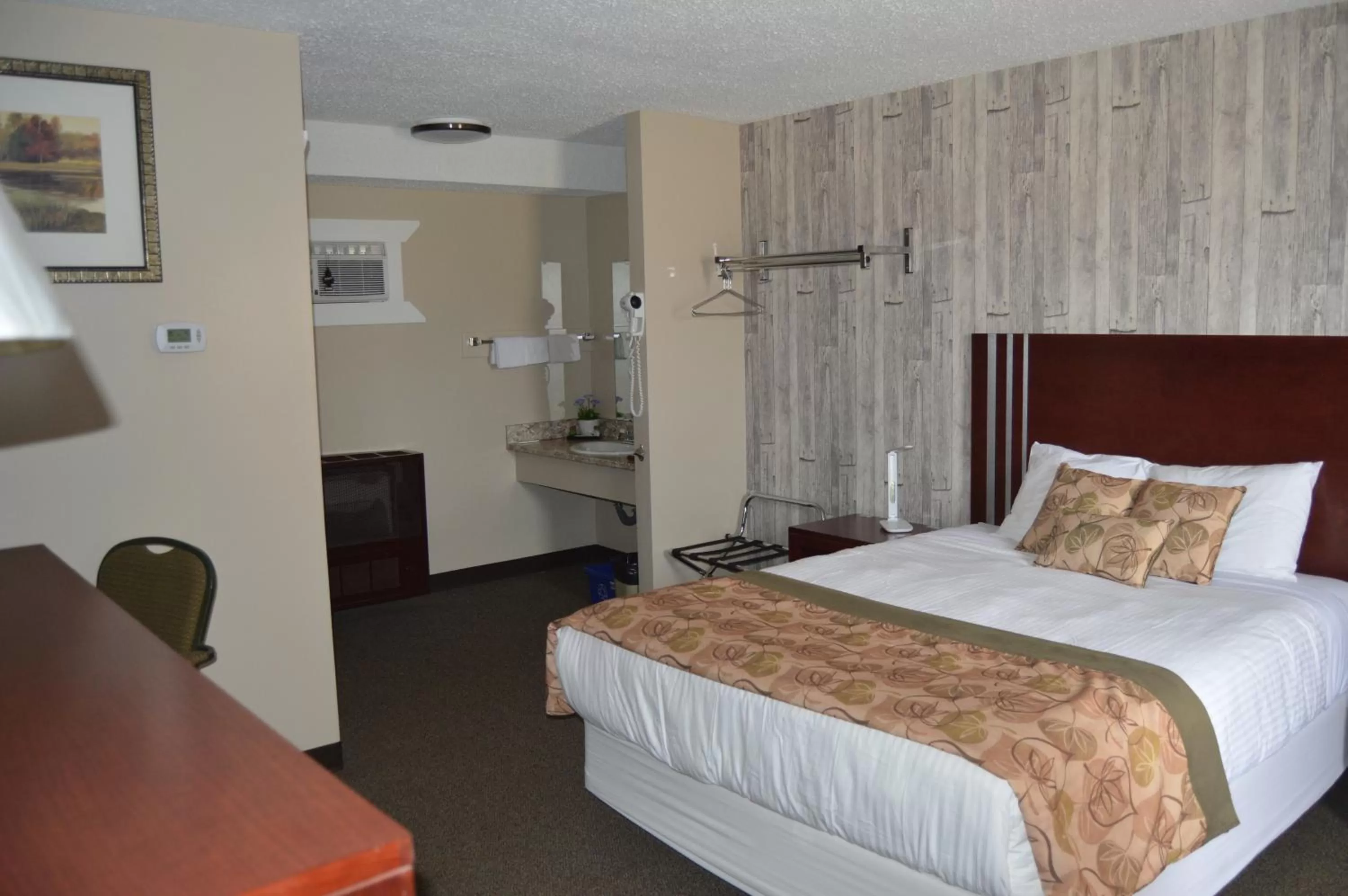 Bed in Wheel Inn Motel