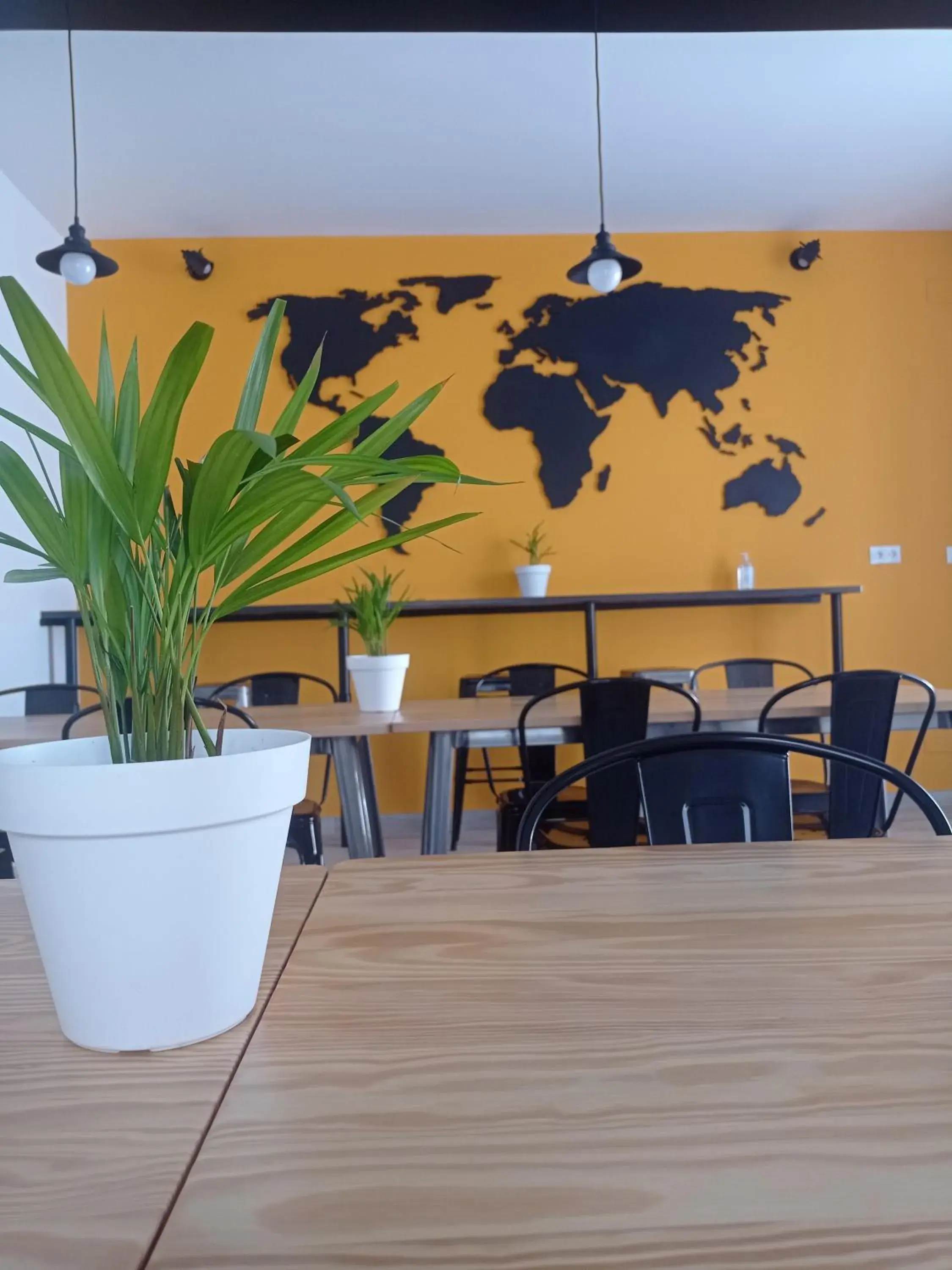 Dining area in Planeta Cadiz Hostel